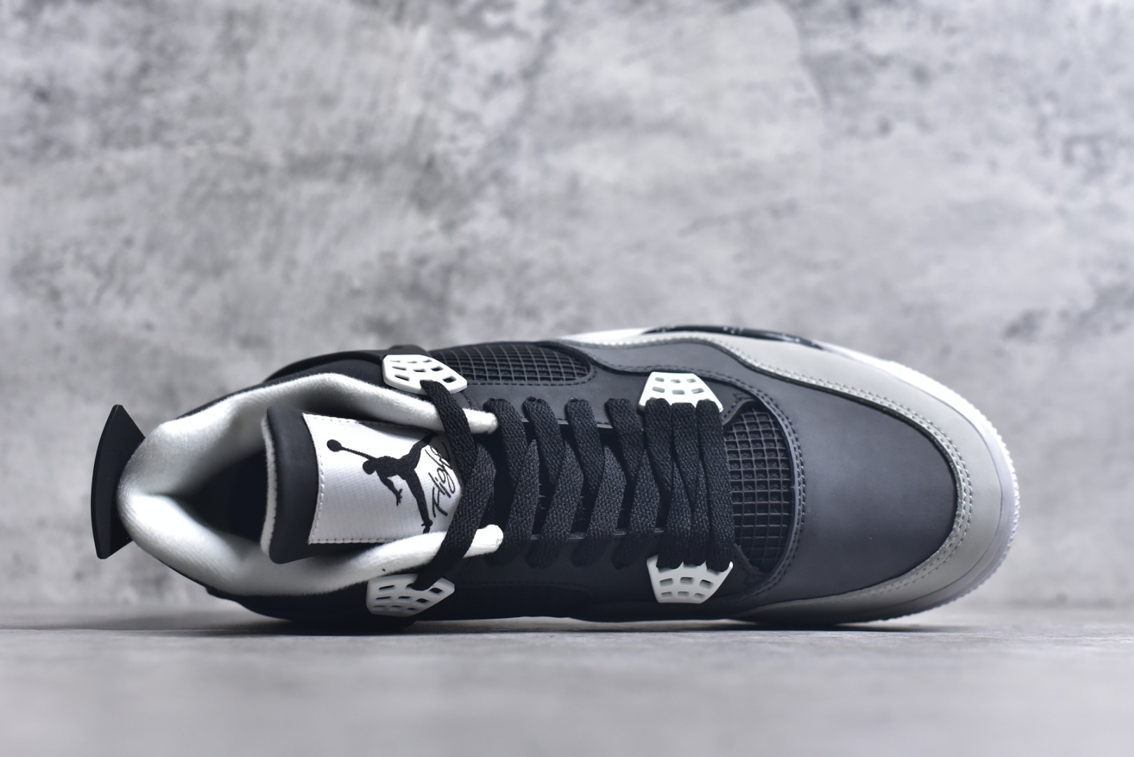 图片[4]-#Air Jordan AJ4 Retro 耗时半年巨作 全套原纸板楦头开发 调试30余版 确保原汁原味完美呈现四代版型 一比一鞋头弧度高度趴度鞋身弧度 此版本只针对中端市场 皮料材质有所更替 其他数据细节工艺流程均保持公司一致 细节品控鞋型随意秒杀市面3XX 4XX 原厂TPU网格鞋带扣 正确内里网布 菱角分明不变形无多余毛边 柔软性质感一致于原鞋 原厂织唛标 原厂飞人电绣工艺 独家绑鞋带手法 印刷中底布 四线拉帮 米色美纹纸贴合固定 进口港宝加持 后跟自然饱满 全鞋荧光划线卡点 追求极致完美 每一双都是工艺品 多重QC质检 超越公司货的品控标准 实实在在的免检产品 尺码：40 40.5 41 42 42.5 43 44 44.5 45 46 47.5-选品中心