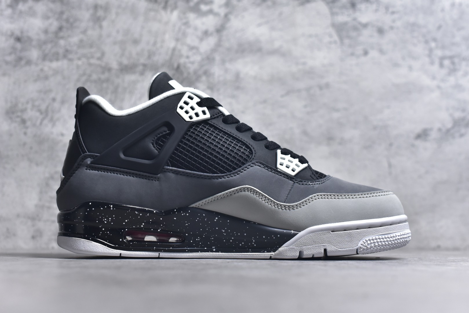 图片[3]-#Air Jordan AJ4 Retro 耗时半年巨作 全套原纸板楦头开发 调试30余版 确保原汁原味完美呈现四代版型 一比一鞋头弧度高度趴度鞋身弧度 此版本只针对中端市场 皮料材质有所更替 其他数据细节工艺流程均保持公司一致 细节品控鞋型随意秒杀市面3XX 4XX 原厂TPU网格鞋带扣 正确内里网布 菱角分明不变形无多余毛边 柔软性质感一致于原鞋 原厂织唛标 原厂飞人电绣工艺 独家绑鞋带手法 印刷中底布 四线拉帮 米色美纹纸贴合固定 进口港宝加持 后跟自然饱满 全鞋荧光划线卡点 追求极致完美 每一双都是工艺品 多重QC质检 超越公司货的品控标准 实实在在的免检产品 尺码：40 40.5 41 42 42.5 43 44 44.5 45 46 47.5-选品中心