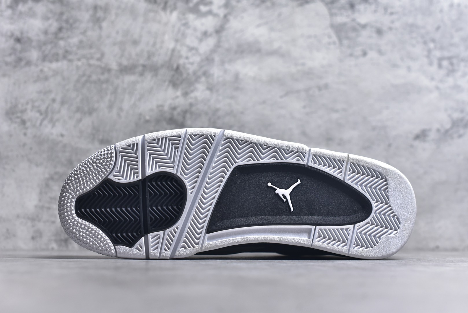 图片[6]-#Air Jordan AJ4 Retro 耗时半年巨作 全套原纸板楦头开发 调试30余版 确保原汁原味完美呈现四代版型 一比一鞋头弧度高度趴度鞋身弧度 此版本只针对中端市场 皮料材质有所更替 其他数据细节工艺流程均保持公司一致 细节品控鞋型随意秒杀市面3XX 4XX 原厂TPU网格鞋带扣 正确内里网布 菱角分明不变形无多余毛边 柔软性质感一致于原鞋 原厂织唛标 原厂飞人电绣工艺 独家绑鞋带手法 印刷中底布 四线拉帮 米色美纹纸贴合固定 进口港宝加持 后跟自然饱满 全鞋荧光划线卡点 追求极致完美 每一双都是工艺品 多重QC质检 超越公司货的品控标准 实实在在的免检产品 尺码：40 40.5 41 42 42.5 43 44 44.5 45 46 47.5-选品中心