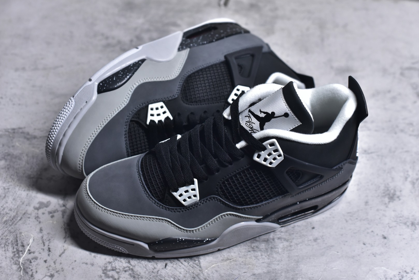 图片[7]-#Air Jordan AJ4 Retro 耗时半年巨作 全套原纸板楦头开发 调试30余版 确保原汁原味完美呈现四代版型 一比一鞋头弧度高度趴度鞋身弧度 此版本只针对中端市场 皮料材质有所更替 其他数据细节工艺流程均保持公司一致 细节品控鞋型随意秒杀市面3XX 4XX 原厂TPU网格鞋带扣 正确内里网布 菱角分明不变形无多余毛边 柔软性质感一致于原鞋 原厂织唛标 原厂飞人电绣工艺 独家绑鞋带手法 印刷中底布 四线拉帮 米色美纹纸贴合固定 进口港宝加持 后跟自然饱满 全鞋荧光划线卡点 追求极致完美 每一双都是工艺品 多重QC质检 超越公司货的品控标准 实实在在的免检产品 尺码：40 40.5 41 42 42.5 43 44 44.5 45 46 47.5-选品中心