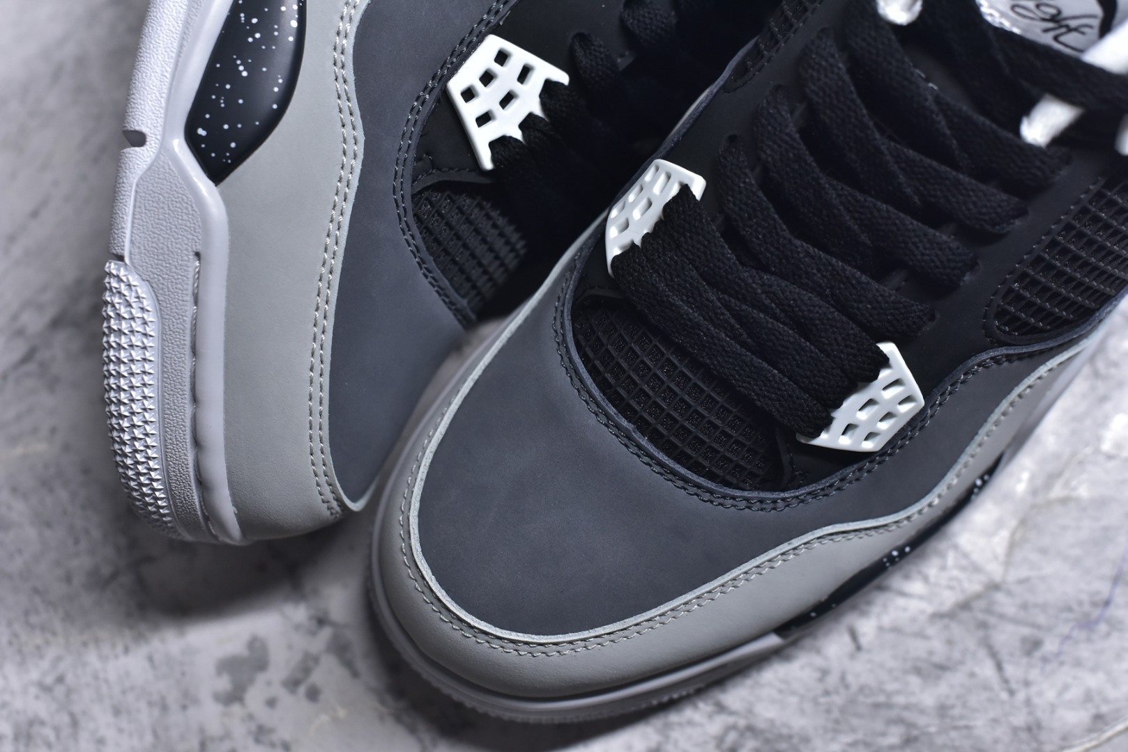 图片[8]-#Air Jordan AJ4 Retro 耗时半年巨作 全套原纸板楦头开发 调试30余版 确保原汁原味完美呈现四代版型 一比一鞋头弧度高度趴度鞋身弧度 此版本只针对中端市场 皮料材质有所更替 其他数据细节工艺流程均保持公司一致 细节品控鞋型随意秒杀市面3XX 4XX 原厂TPU网格鞋带扣 正确内里网布 菱角分明不变形无多余毛边 柔软性质感一致于原鞋 原厂织唛标 原厂飞人电绣工艺 独家绑鞋带手法 印刷中底布 四线拉帮 米色美纹纸贴合固定 进口港宝加持 后跟自然饱满 全鞋荧光划线卡点 追求极致完美 每一双都是工艺品 多重QC质检 超越公司货的品控标准 实实在在的免检产品 尺码：40 40.5 41 42 42.5 43 44 44.5 45 46 47.5-选品中心