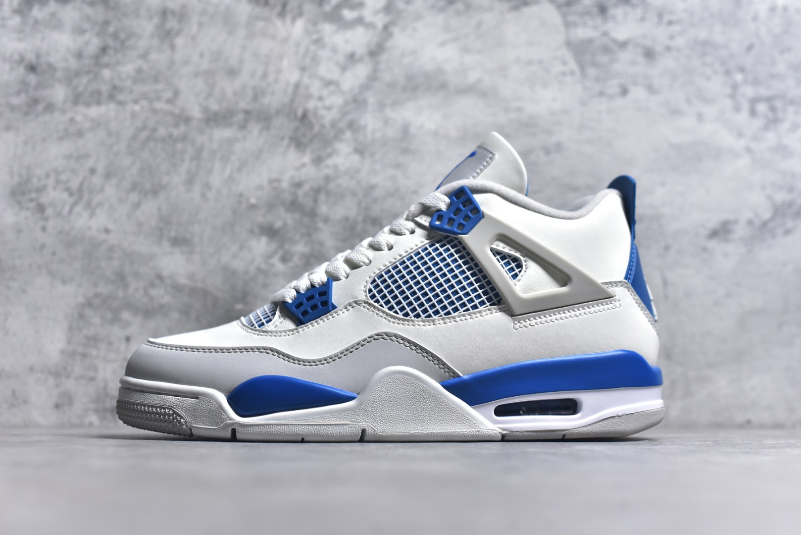 #Air Jordan AJ4 Retro 耗时半年巨作 全套原纸板楦头开发 调试30余版 确保原汁原味完美呈现四代版型 一比一鞋头弧度高度趴度鞋身弧度 此版本只针对中端市场 皮料材质有所更替 其他数据细节工艺流程均保持公司一致 细节品控鞋型随意秒杀市面3XX 4XX 原厂TPU网格鞋带扣 正确内里网布 菱角分明不变形无多余毛边 柔软性质感一致于原鞋 原厂织唛标 原厂飞人电绣工艺 独家绑鞋带手法 印刷中底布 四线拉帮 米色美纹纸贴合固定 进口港宝加持 后跟自然饱满 全鞋荧光划线卡点 追求极致完美 每一双都是工艺品 多重QC质检 超越公司货的品控标准 实实在在的免检产品 尺码：40 40.5 41 42 42.5 43 44 44.5 45 46 47.5-选品中心
