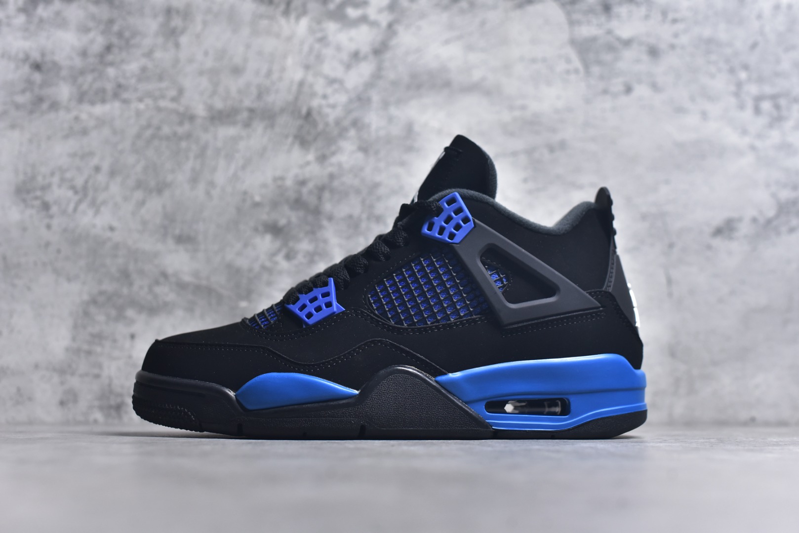 #Air Jordan AJ4 Retro 耗时半年巨作 全套原纸板楦头开发 调试30余版 确保原汁原味完美呈现四代版型 一比一鞋头弧度高度趴度鞋身弧度 此版本只针对中端市场 皮料材质有所更替 其他数据细节工艺流程均保持公司一致 细节品控鞋型随意秒杀市面3XX 4XX 原厂TPU网格鞋带扣 正确内里网布 菱角分明不变形无多余毛边 柔软性质感一致于原鞋 原厂织唛标 原厂飞人电绣工艺 独家绑鞋带手法 印刷中底布 四线拉帮 米色美纹纸贴合固定 进口港宝加持 后跟自然饱满 全鞋荧光划线卡点 追求极致完美 每一双都是工艺品 多重QC质检 超越公司货的品控标准 实实在在的免检产品 尺码：40 40.5 41 42 42.5 43 44 44.5 45 46 47.5-选品中心