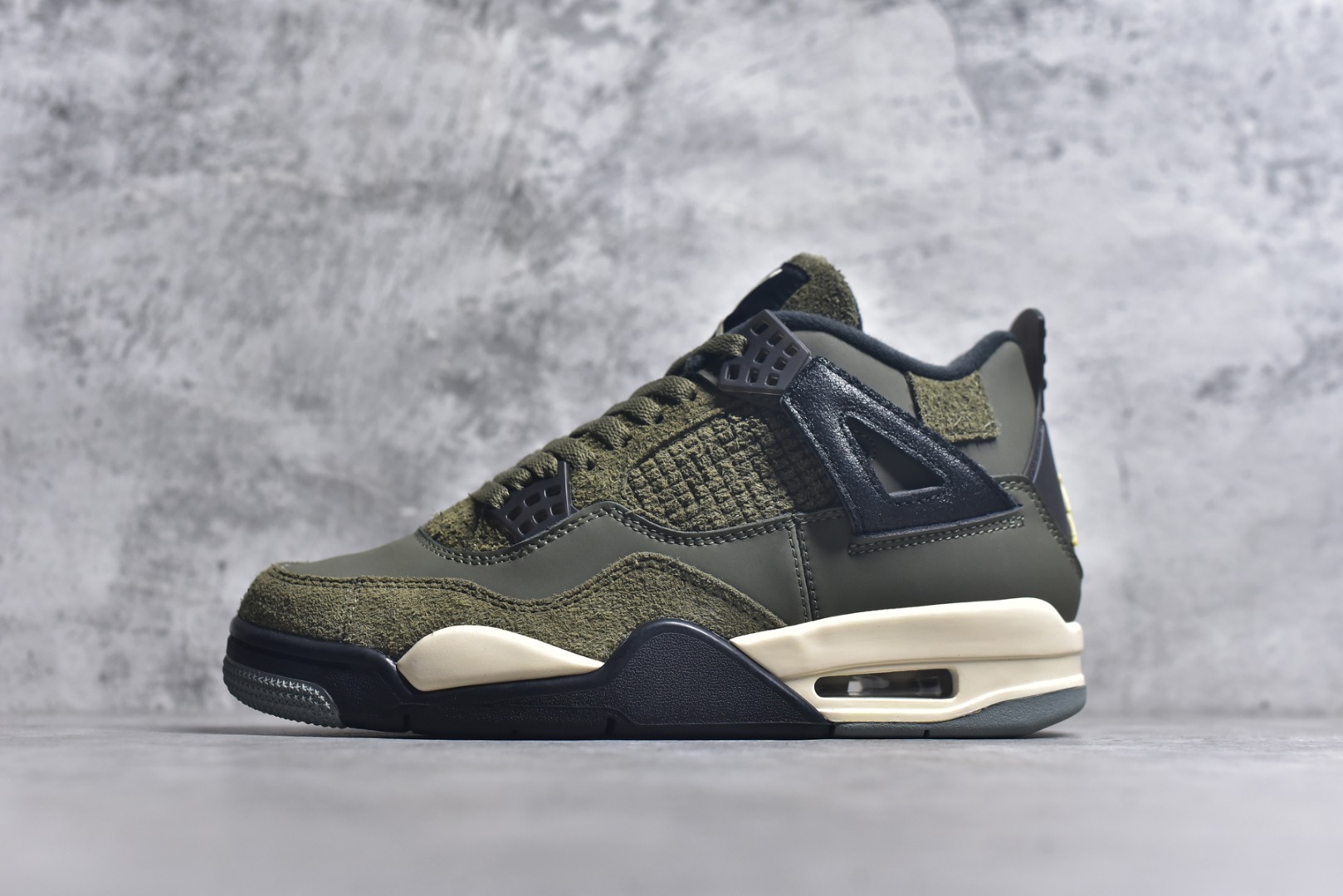 #Air Jordan AJ4 Retro 耗时半年巨作 全套原纸板楦头开发 调试30余版 确保原汁原味完美呈现四代版型 一比一鞋头弧度高度趴度鞋身弧度 此版本只针对中端市场 皮料材质有所更替 其他数据细节工艺流程均保持公司一致 细节品控鞋型随意秒杀市面3XX 4XX 原厂TPU网格鞋带扣 正确内里网布 菱角分明不变形无多余毛边 柔软性质感一致于原鞋 原厂织唛标 原厂飞人电绣工艺 独家绑鞋带手法 印刷中底布 四线拉帮 米色美纹纸贴合固定 进口港宝加持 后跟自然饱满 全鞋荧光划线卡点 追求极致完美 每一双都是工艺品 多重QC质检 超越公司货的品控标准 实实在在的免检产品 尺码：40 40.5 41 42 42.5 43 44 44.5 45 46 47.5-选品中心