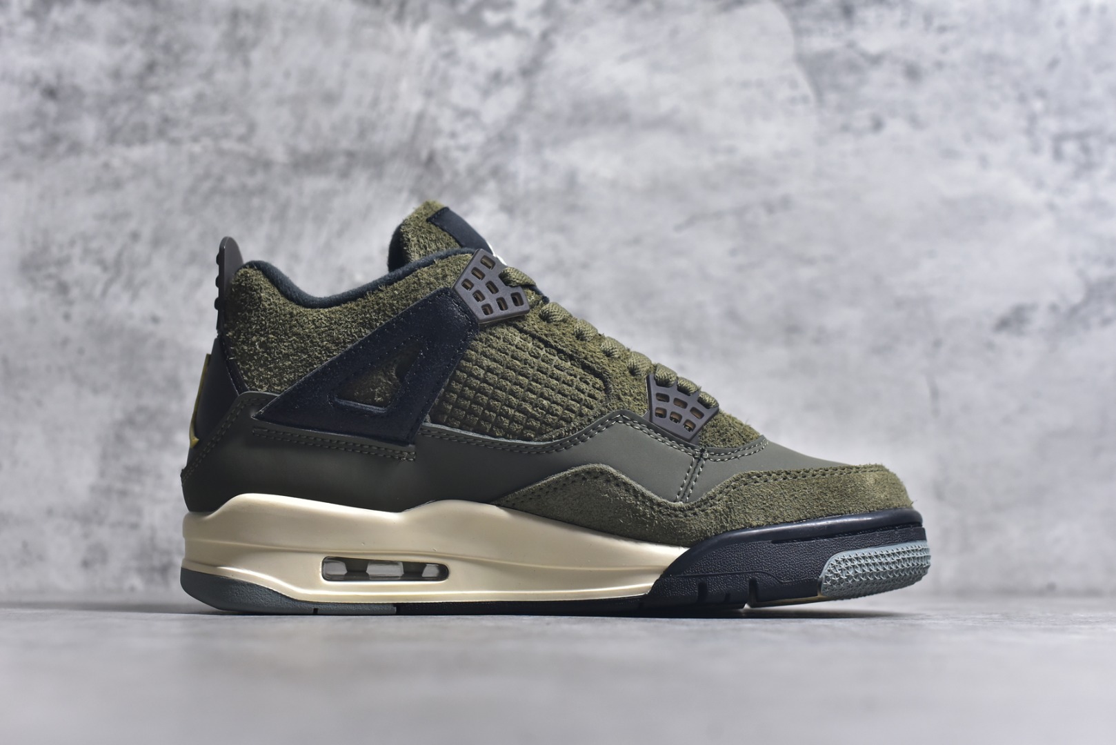 图片[3]-#Air Jordan AJ4 Retro 耗时半年巨作 全套原纸板楦头开发 调试30余版 确保原汁原味完美呈现四代版型 一比一鞋头弧度高度趴度鞋身弧度 此版本只针对中端市场 皮料材质有所更替 其他数据细节工艺流程均保持公司一致 细节品控鞋型随意秒杀市面3XX 4XX 原厂TPU网格鞋带扣 正确内里网布 菱角分明不变形无多余毛边 柔软性质感一致于原鞋 原厂织唛标 原厂飞人电绣工艺 独家绑鞋带手法 印刷中底布 四线拉帮 米色美纹纸贴合固定 进口港宝加持 后跟自然饱满 全鞋荧光划线卡点 追求极致完美 每一双都是工艺品 多重QC质检 超越公司货的品控标准 实实在在的免检产品 尺码：40 40.5 41 42 42.5 43 44 44.5 45 46 47.5-选品中心
