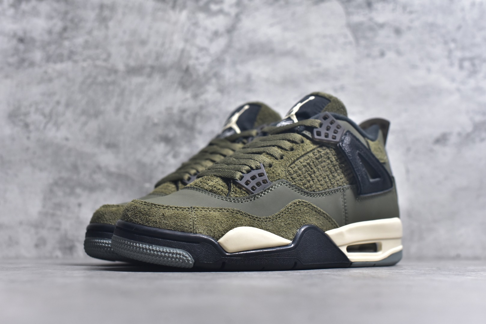 图片[2]-#Air Jordan AJ4 Retro 耗时半年巨作 全套原纸板楦头开发 调试30余版 确保原汁原味完美呈现四代版型 一比一鞋头弧度高度趴度鞋身弧度 此版本只针对中端市场 皮料材质有所更替 其他数据细节工艺流程均保持公司一致 细节品控鞋型随意秒杀市面3XX 4XX 原厂TPU网格鞋带扣 正确内里网布 菱角分明不变形无多余毛边 柔软性质感一致于原鞋 原厂织唛标 原厂飞人电绣工艺 独家绑鞋带手法 印刷中底布 四线拉帮 米色美纹纸贴合固定 进口港宝加持 后跟自然饱满 全鞋荧光划线卡点 追求极致完美 每一双都是工艺品 多重QC质检 超越公司货的品控标准 实实在在的免检产品 尺码：40 40.5 41 42 42.5 43 44 44.5 45 46 47.5-选品中心