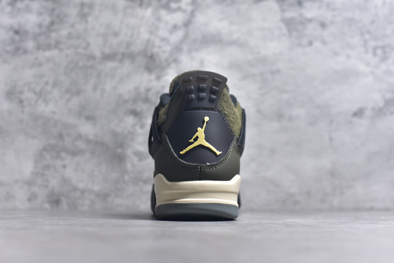 图片[5]-#Air Jordan AJ4 Retro 耗时半年巨作 全套原纸板楦头开发 调试30余版 确保原汁原味完美呈现四代版型 一比一鞋头弧度高度趴度鞋身弧度 此版本只针对中端市场 皮料材质有所更替 其他数据细节工艺流程均保持公司一致 细节品控鞋型随意秒杀市面3XX 4XX 原厂TPU网格鞋带扣 正确内里网布 菱角分明不变形无多余毛边 柔软性质感一致于原鞋 原厂织唛标 原厂飞人电绣工艺 独家绑鞋带手法 印刷中底布 四线拉帮 米色美纹纸贴合固定 进口港宝加持 后跟自然饱满 全鞋荧光划线卡点 追求极致完美 每一双都是工艺品 多重QC质检 超越公司货的品控标准 实实在在的免检产品 尺码：40 40.5 41 42 42.5 43 44 44.5 45 46 47.5-选品中心