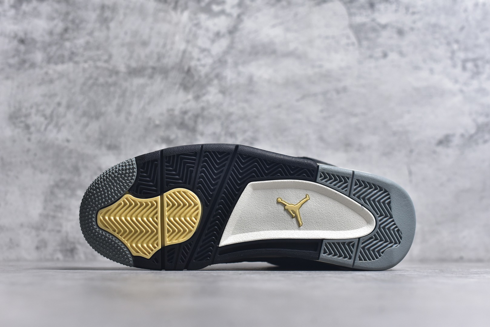 图片[6]-#Air Jordan AJ4 Retro 耗时半年巨作 全套原纸板楦头开发 调试30余版 确保原汁原味完美呈现四代版型 一比一鞋头弧度高度趴度鞋身弧度 此版本只针对中端市场 皮料材质有所更替 其他数据细节工艺流程均保持公司一致 细节品控鞋型随意秒杀市面3XX 4XX 原厂TPU网格鞋带扣 正确内里网布 菱角分明不变形无多余毛边 柔软性质感一致于原鞋 原厂织唛标 原厂飞人电绣工艺 独家绑鞋带手法 印刷中底布 四线拉帮 米色美纹纸贴合固定 进口港宝加持 后跟自然饱满 全鞋荧光划线卡点 追求极致完美 每一双都是工艺品 多重QC质检 超越公司货的品控标准 实实在在的免检产品 尺码：40 40.5 41 42 42.5 43 44 44.5 45 46 47.5-选品中心