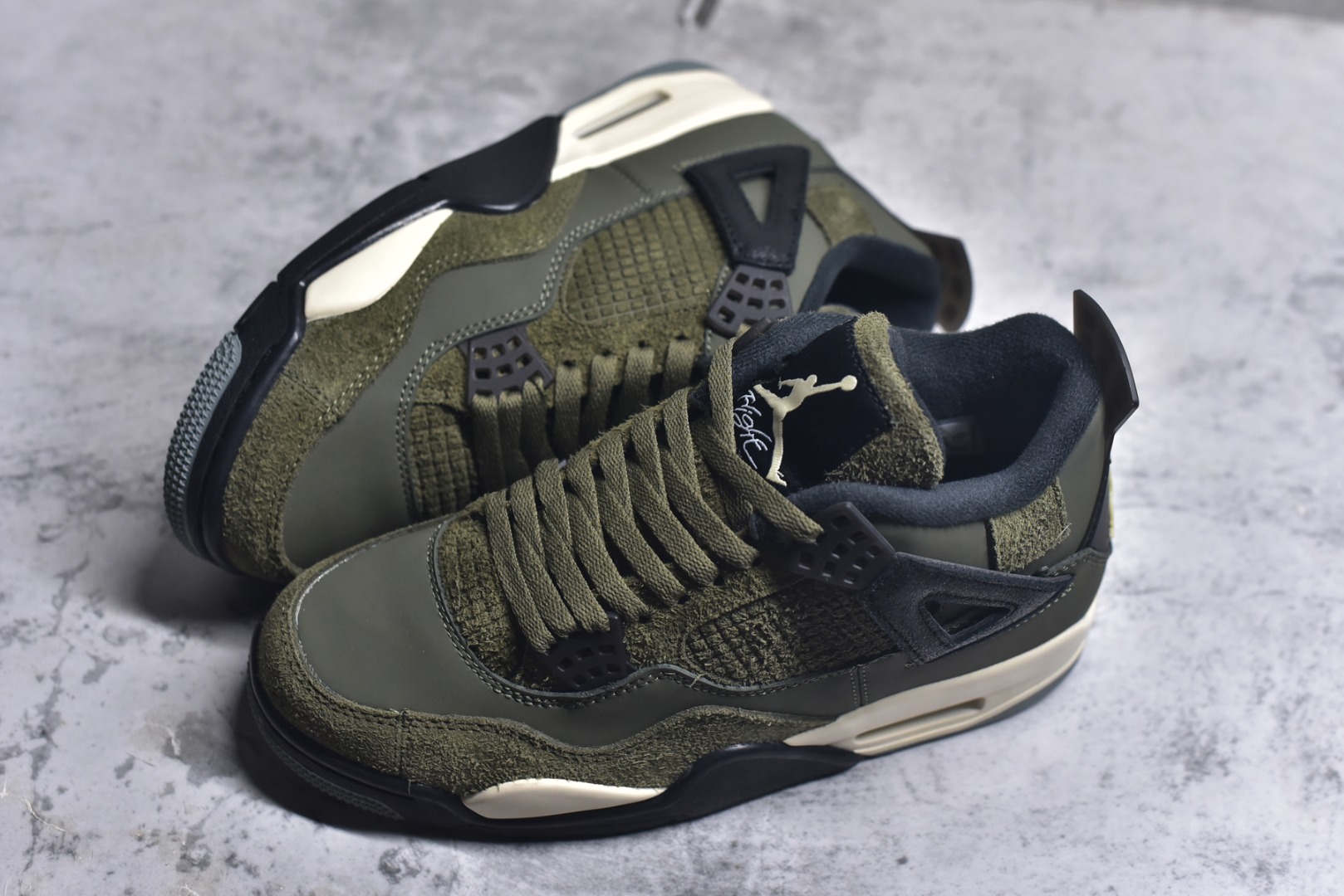 图片[7]-#Air Jordan AJ4 Retro 耗时半年巨作 全套原纸板楦头开发 调试30余版 确保原汁原味完美呈现四代版型 一比一鞋头弧度高度趴度鞋身弧度 此版本只针对中端市场 皮料材质有所更替 其他数据细节工艺流程均保持公司一致 细节品控鞋型随意秒杀市面3XX 4XX 原厂TPU网格鞋带扣 正确内里网布 菱角分明不变形无多余毛边 柔软性质感一致于原鞋 原厂织唛标 原厂飞人电绣工艺 独家绑鞋带手法 印刷中底布 四线拉帮 米色美纹纸贴合固定 进口港宝加持 后跟自然饱满 全鞋荧光划线卡点 追求极致完美 每一双都是工艺品 多重QC质检 超越公司货的品控标准 实实在在的免检产品 尺码：40 40.5 41 42 42.5 43 44 44.5 45 46 47.5-选品中心