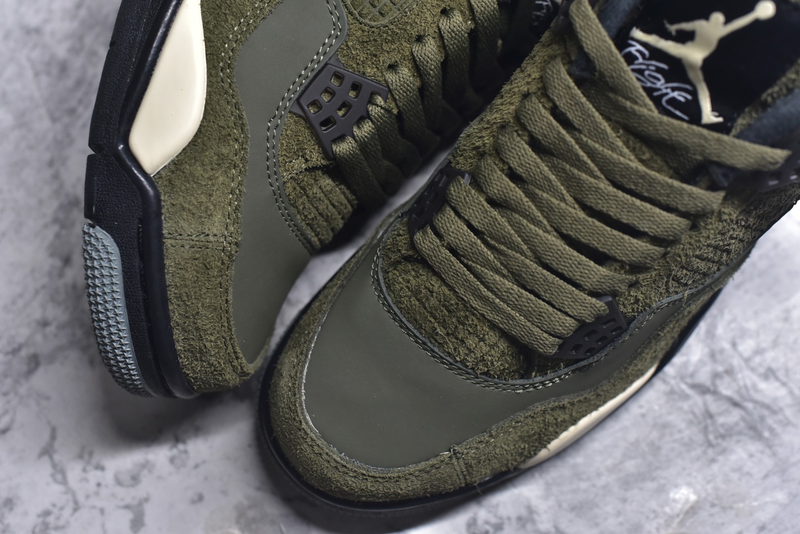 图片[8]-#Air Jordan AJ4 Retro 耗时半年巨作 全套原纸板楦头开发 调试30余版 确保原汁原味完美呈现四代版型 一比一鞋头弧度高度趴度鞋身弧度 此版本只针对中端市场 皮料材质有所更替 其他数据细节工艺流程均保持公司一致 细节品控鞋型随意秒杀市面3XX 4XX 原厂TPU网格鞋带扣 正确内里网布 菱角分明不变形无多余毛边 柔软性质感一致于原鞋 原厂织唛标 原厂飞人电绣工艺 独家绑鞋带手法 印刷中底布 四线拉帮 米色美纹纸贴合固定 进口港宝加持 后跟自然饱满 全鞋荧光划线卡点 追求极致完美 每一双都是工艺品 多重QC质检 超越公司货的品控标准 实实在在的免检产品 尺码：40 40.5 41 42 42.5 43 44 44.5 45 46 47.5-选品中心