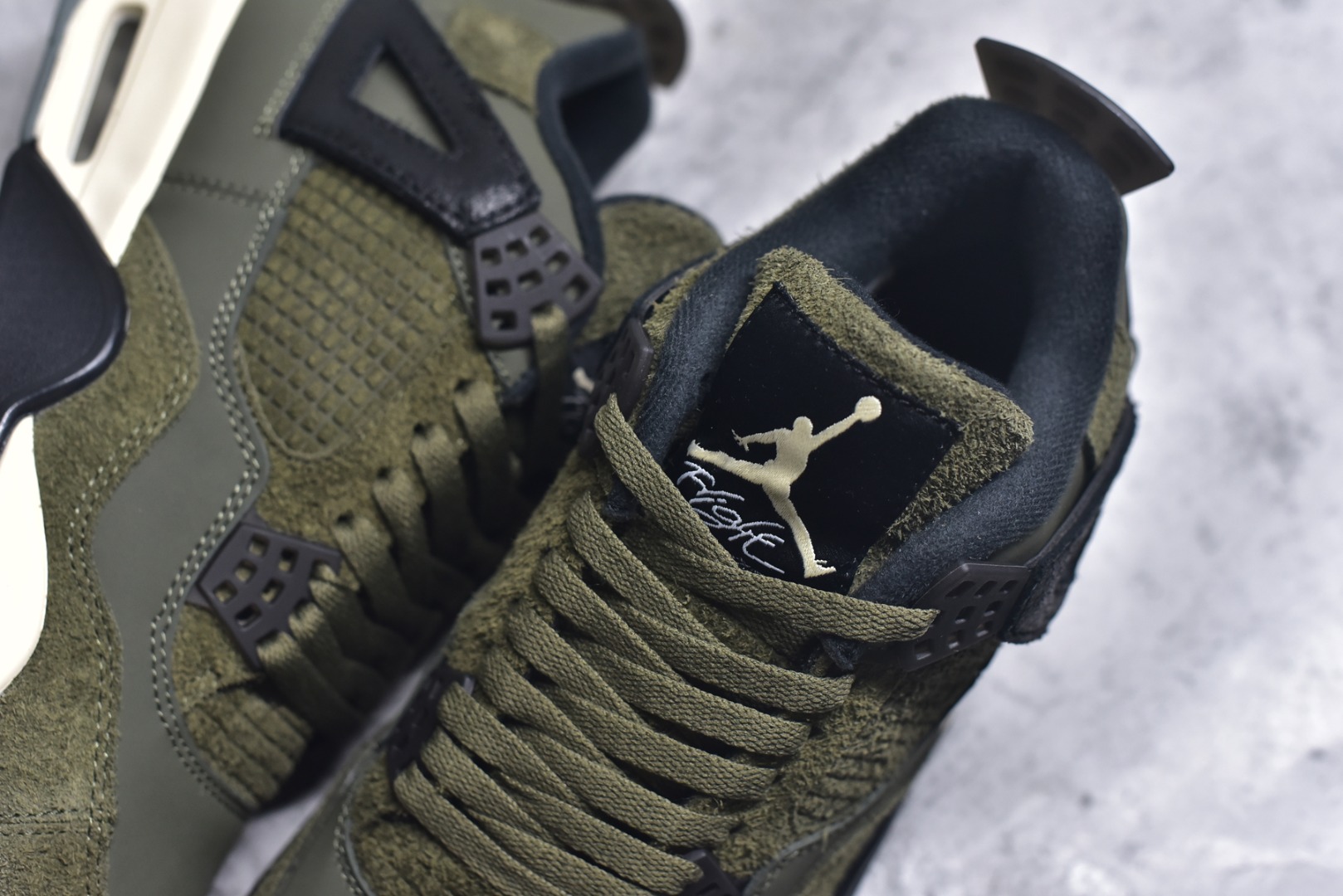 图片[9]-#Air Jordan AJ4 Retro 耗时半年巨作 全套原纸板楦头开发 调试30余版 确保原汁原味完美呈现四代版型 一比一鞋头弧度高度趴度鞋身弧度 此版本只针对中端市场 皮料材质有所更替 其他数据细节工艺流程均保持公司一致 细节品控鞋型随意秒杀市面3XX 4XX 原厂TPU网格鞋带扣 正确内里网布 菱角分明不变形无多余毛边 柔软性质感一致于原鞋 原厂织唛标 原厂飞人电绣工艺 独家绑鞋带手法 印刷中底布 四线拉帮 米色美纹纸贴合固定 进口港宝加持 后跟自然饱满 全鞋荧光划线卡点 追求极致完美 每一双都是工艺品 多重QC质检 超越公司货的品控标准 实实在在的免检产品 尺码：40 40.5 41 42 42.5 43 44 44.5 45 46 47.5-选品中心