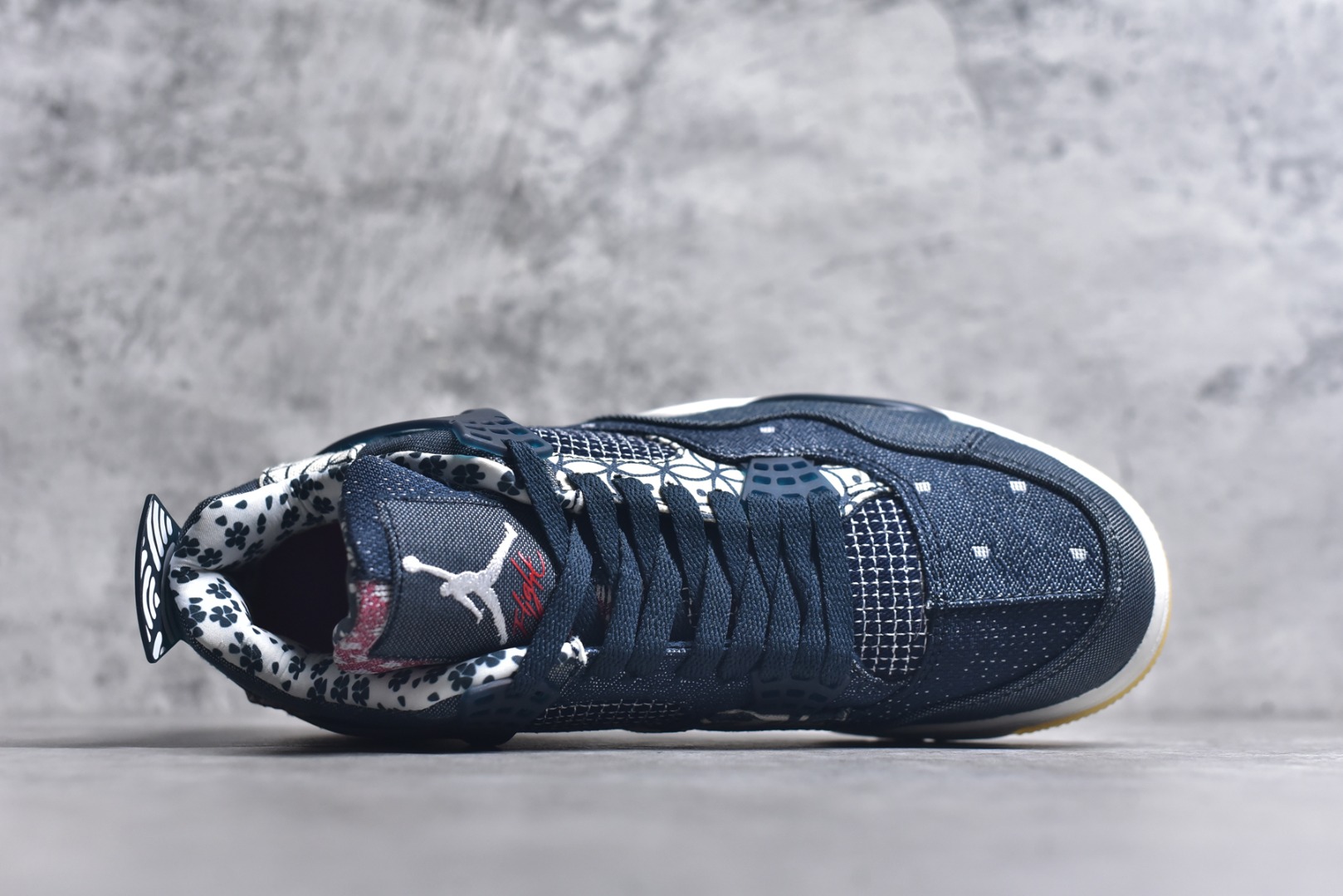 图片[4]-#Air Jordan AJ4 Retro 耗时半年巨作 全套原纸板楦头开发 调试30余版 确保原汁原味完美呈现四代版型 一比一鞋头弧度高度趴度鞋身弧度 此版本只针对中端市场 皮料材质有所更替 其他数据细节工艺流程均保持公司一致 细节品控鞋型随意秒杀市面3XX 4XX 原厂TPU网格鞋带扣 正确内里网布 菱角分明不变形无多余毛边 柔软性质感一致于原鞋 原厂织唛标 原厂飞人电绣工艺 独家绑鞋带手法 印刷中底布 四线拉帮 米色美纹纸贴合固定 进口港宝加持 后跟自然饱满 全鞋荧光划线卡点 追求极致完美 每一双都是工艺品 多重QC质检 超越公司货的品控标准 实实在在的免检产品 尺码：40 40.5 41 42 42.5 43 44 44.5 45 46 47.5-选品中心