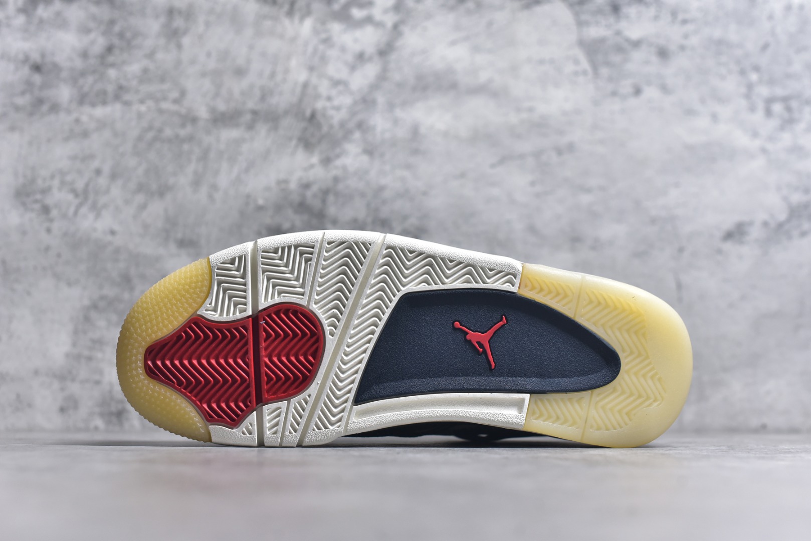 图片[6]-#Air Jordan AJ4 Retro 耗时半年巨作 全套原纸板楦头开发 调试30余版 确保原汁原味完美呈现四代版型 一比一鞋头弧度高度趴度鞋身弧度 此版本只针对中端市场 皮料材质有所更替 其他数据细节工艺流程均保持公司一致 细节品控鞋型随意秒杀市面3XX 4XX 原厂TPU网格鞋带扣 正确内里网布 菱角分明不变形无多余毛边 柔软性质感一致于原鞋 原厂织唛标 原厂飞人电绣工艺 独家绑鞋带手法 印刷中底布 四线拉帮 米色美纹纸贴合固定 进口港宝加持 后跟自然饱满 全鞋荧光划线卡点 追求极致完美 每一双都是工艺品 多重QC质检 超越公司货的品控标准 实实在在的免检产品 尺码：40 40.5 41 42 42.5 43 44 44.5 45 46 47.5-选品中心