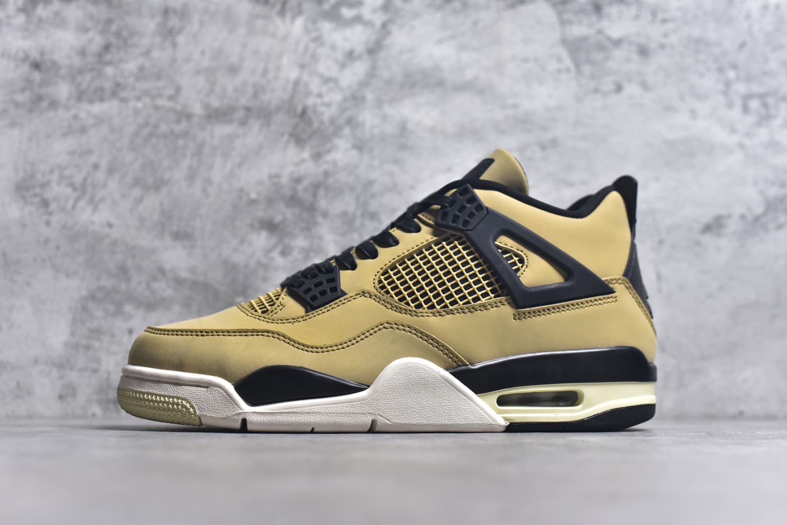 #Air Jordan AJ4 Retro 耗时半年巨作 全套原纸板楦头开发 调试30余版 确保原汁原味完美呈现四代版型 一比一鞋头弧度高度趴度鞋身弧度 此版本只针对中端市场 皮料材质有所更替 其他数据细节工艺流程均保持公司一致 细节品控鞋型随意秒杀市面3XX 4XX 原厂TPU网格鞋带扣 正确内里网布 菱角分明不变形无多余毛边 柔软性质感一致于原鞋 原厂织唛标 原厂飞人电绣工艺 独家绑鞋带手法 印刷中底布 四线拉帮 米色美纹纸贴合固定 进口港宝加持 后跟自然饱满 全鞋荧光划线卡点 追求极致完美 每一双都是工艺品 多重QC质检 超越公司货的品控标准 实实在在的免检产品 尺码：40 40.5 41 42 42.5 43 44 44.5 45 46 47.5-选品中心