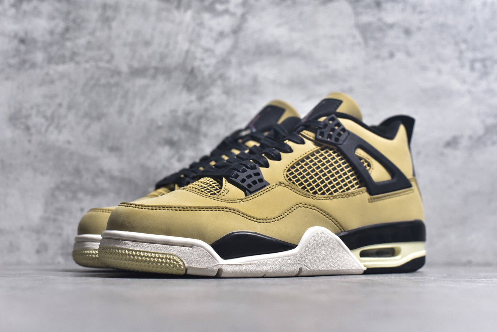 图片[2]-#Air Jordan AJ4 Retro 耗时半年巨作 全套原纸板楦头开发 调试30余版 确保原汁原味完美呈现四代版型 一比一鞋头弧度高度趴度鞋身弧度 此版本只针对中端市场 皮料材质有所更替 其他数据细节工艺流程均保持公司一致 细节品控鞋型随意秒杀市面3XX 4XX 原厂TPU网格鞋带扣 正确内里网布 菱角分明不变形无多余毛边 柔软性质感一致于原鞋 原厂织唛标 原厂飞人电绣工艺 独家绑鞋带手法 印刷中底布 四线拉帮 米色美纹纸贴合固定 进口港宝加持 后跟自然饱满 全鞋荧光划线卡点 追求极致完美 每一双都是工艺品 多重QC质检 超越公司货的品控标准 实实在在的免检产品 尺码：40 40.5 41 42 42.5 43 44 44.5 45 46 47.5-选品中心
