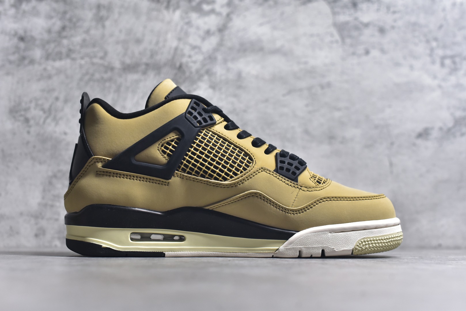 图片[3]-#Air Jordan AJ4 Retro 耗时半年巨作 全套原纸板楦头开发 调试30余版 确保原汁原味完美呈现四代版型 一比一鞋头弧度高度趴度鞋身弧度 此版本只针对中端市场 皮料材质有所更替 其他数据细节工艺流程均保持公司一致 细节品控鞋型随意秒杀市面3XX 4XX 原厂TPU网格鞋带扣 正确内里网布 菱角分明不变形无多余毛边 柔软性质感一致于原鞋 原厂织唛标 原厂飞人电绣工艺 独家绑鞋带手法 印刷中底布 四线拉帮 米色美纹纸贴合固定 进口港宝加持 后跟自然饱满 全鞋荧光划线卡点 追求极致完美 每一双都是工艺品 多重QC质检 超越公司货的品控标准 实实在在的免检产品 尺码：40 40.5 41 42 42.5 43 44 44.5 45 46 47.5-选品中心