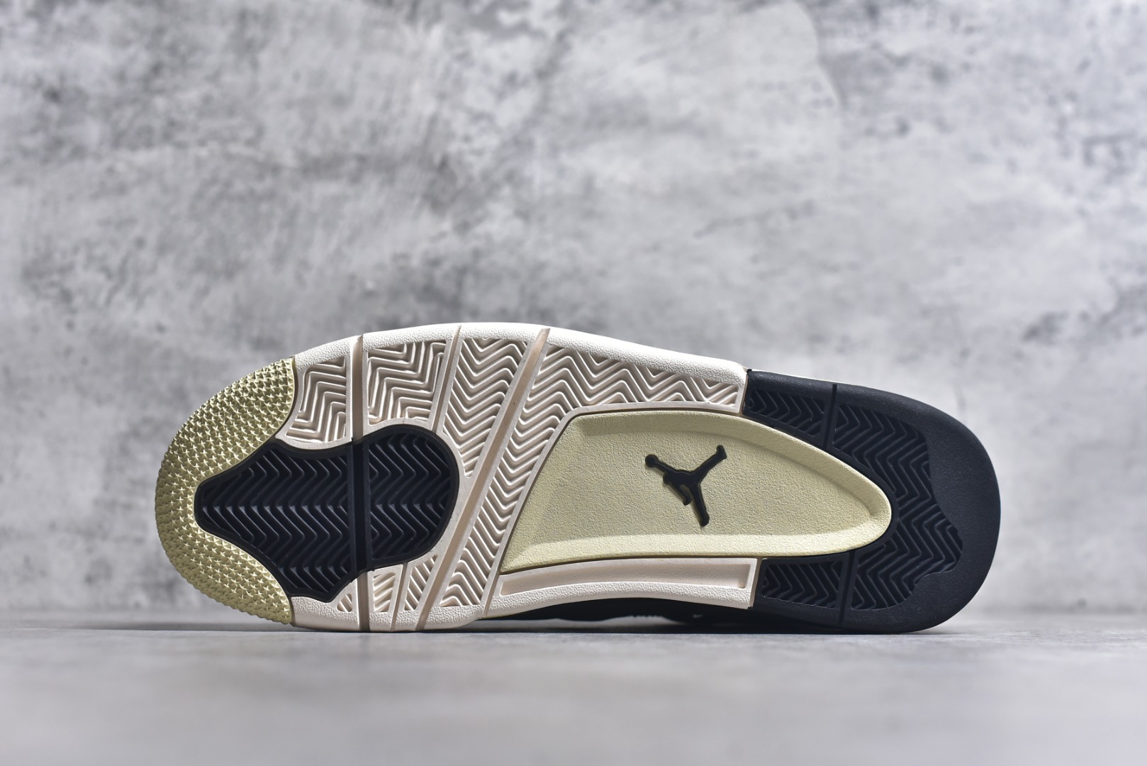 图片[6]-#Air Jordan AJ4 Retro 耗时半年巨作 全套原纸板楦头开发 调试30余版 确保原汁原味完美呈现四代版型 一比一鞋头弧度高度趴度鞋身弧度 此版本只针对中端市场 皮料材质有所更替 其他数据细节工艺流程均保持公司一致 细节品控鞋型随意秒杀市面3XX 4XX 原厂TPU网格鞋带扣 正确内里网布 菱角分明不变形无多余毛边 柔软性质感一致于原鞋 原厂织唛标 原厂飞人电绣工艺 独家绑鞋带手法 印刷中底布 四线拉帮 米色美纹纸贴合固定 进口港宝加持 后跟自然饱满 全鞋荧光划线卡点 追求极致完美 每一双都是工艺品 多重QC质检 超越公司货的品控标准 实实在在的免检产品 尺码：40 40.5 41 42 42.5 43 44 44.5 45 46 47.5-选品中心