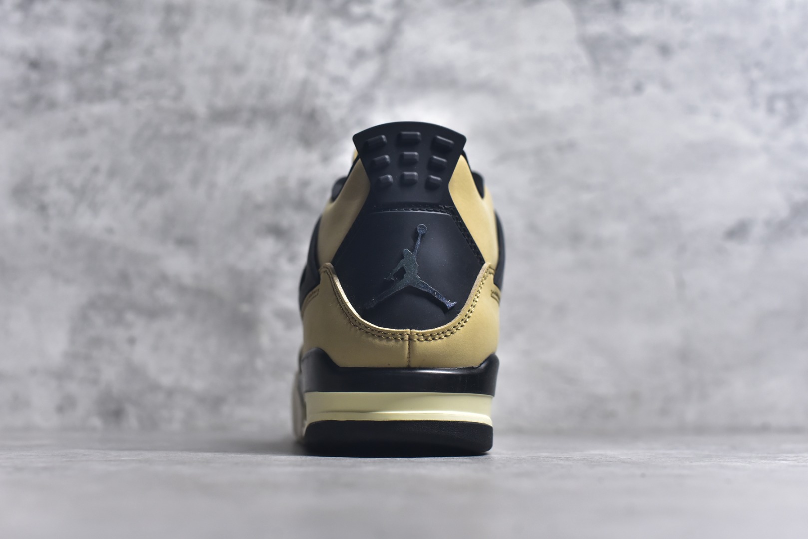 图片[5]-#Air Jordan AJ4 Retro 耗时半年巨作 全套原纸板楦头开发 调试30余版 确保原汁原味完美呈现四代版型 一比一鞋头弧度高度趴度鞋身弧度 此版本只针对中端市场 皮料材质有所更替 其他数据细节工艺流程均保持公司一致 细节品控鞋型随意秒杀市面3XX 4XX 原厂TPU网格鞋带扣 正确内里网布 菱角分明不变形无多余毛边 柔软性质感一致于原鞋 原厂织唛标 原厂飞人电绣工艺 独家绑鞋带手法 印刷中底布 四线拉帮 米色美纹纸贴合固定 进口港宝加持 后跟自然饱满 全鞋荧光划线卡点 追求极致完美 每一双都是工艺品 多重QC质检 超越公司货的品控标准 实实在在的免检产品 尺码：40 40.5 41 42 42.5 43 44 44.5 45 46 47.5-选品中心