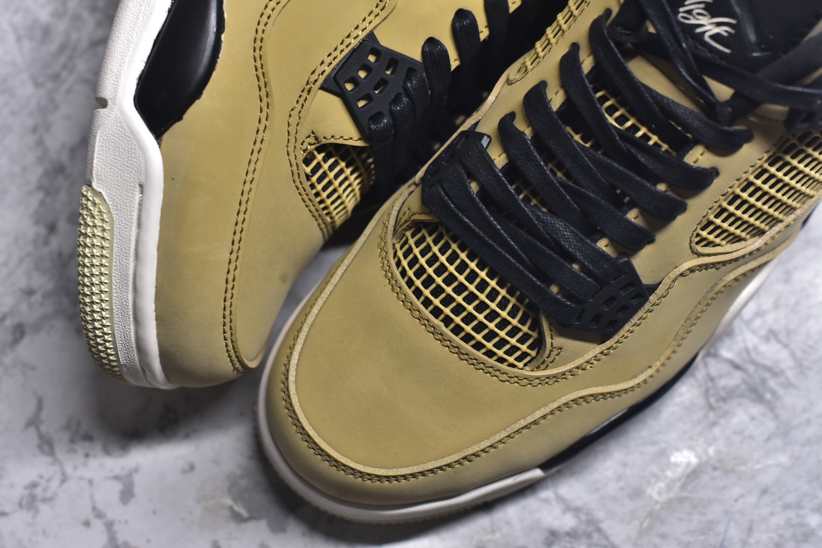 图片[8]-#Air Jordan AJ4 Retro 耗时半年巨作 全套原纸板楦头开发 调试30余版 确保原汁原味完美呈现四代版型 一比一鞋头弧度高度趴度鞋身弧度 此版本只针对中端市场 皮料材质有所更替 其他数据细节工艺流程均保持公司一致 细节品控鞋型随意秒杀市面3XX 4XX 原厂TPU网格鞋带扣 正确内里网布 菱角分明不变形无多余毛边 柔软性质感一致于原鞋 原厂织唛标 原厂飞人电绣工艺 独家绑鞋带手法 印刷中底布 四线拉帮 米色美纹纸贴合固定 进口港宝加持 后跟自然饱满 全鞋荧光划线卡点 追求极致完美 每一双都是工艺品 多重QC质检 超越公司货的品控标准 实实在在的免检产品 尺码：40 40.5 41 42 42.5 43 44 44.5 45 46 47.5-选品中心