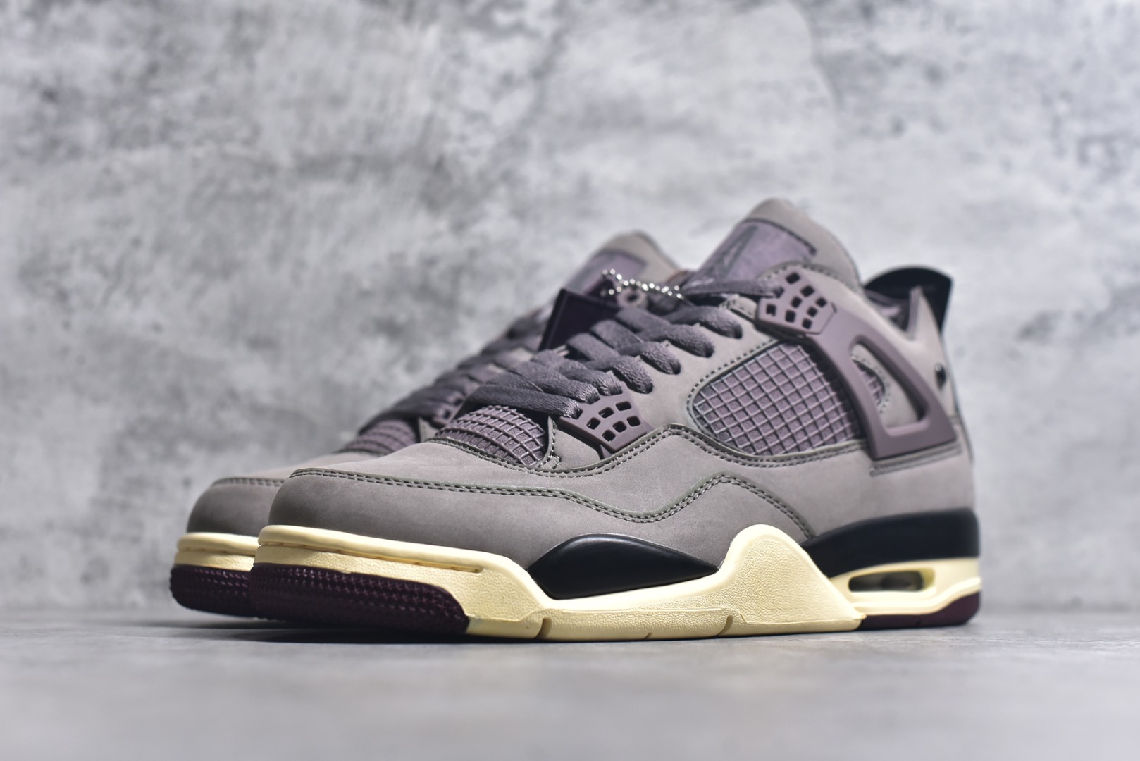 图片[2]-#Air Jordan AJ4 Retro 耗时半年巨作 全套原纸板楦头开发 调试30余版 确保原汁原味完美呈现四代版型 一比一鞋头弧度高度趴度鞋身弧度 此版本只针对中端市场 皮料材质有所更替 其他数据细节工艺流程均保持公司一致 细节品控鞋型随意秒杀市面3XX 4XX 原厂TPU网格鞋带扣 正确内里网布 菱角分明不变形无多余毛边 柔软性质感一致于原鞋 原厂织唛标 原厂飞人电绣工艺 独家绑鞋带手法 印刷中底布 四线拉帮 米色美纹纸贴合固定 进口港宝加持 后跟自然饱满 全鞋荧光划线卡点 追求极致完美 每一双都是工艺品 多重QC质检 超越公司货的品控标准 实实在在的免检产品 尺码：40 40.5 41 42 42.5 43 44 44.5 45 46 47.5-选品中心