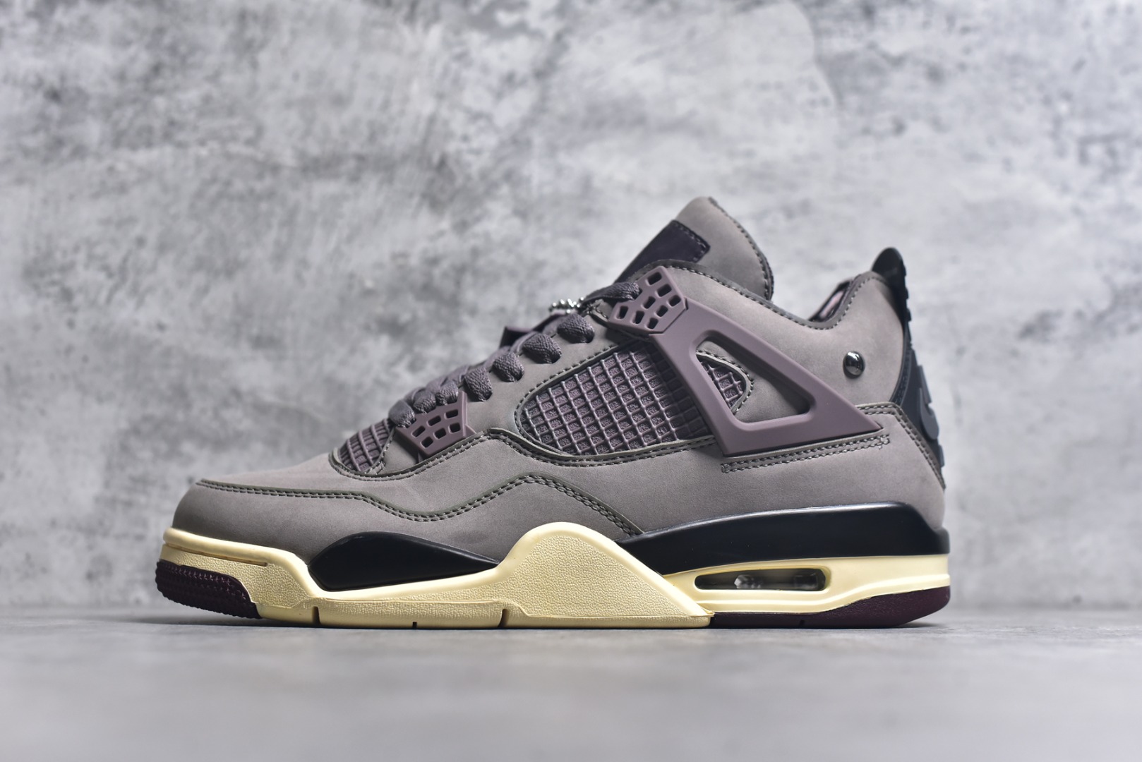 #Air Jordan AJ4 Retro 耗时半年巨作 全套原纸板楦头开发 调试30余版 确保原汁原味完美呈现四代版型 一比一鞋头弧度高度趴度鞋身弧度 此版本只针对中端市场 皮料材质有所更替 其他数据细节工艺流程均保持公司一致 细节品控鞋型随意秒杀市面3XX 4XX 原厂TPU网格鞋带扣 正确内里网布 菱角分明不变形无多余毛边 柔软性质感一致于原鞋 原厂织唛标 原厂飞人电绣工艺 独家绑鞋带手法 印刷中底布 四线拉帮 米色美纹纸贴合固定 进口港宝加持 后跟自然饱满 全鞋荧光划线卡点 追求极致完美 每一双都是工艺品 多重QC质检 超越公司货的品控标准 实实在在的免检产品 尺码：40 40.5 41 42 42.5 43 44 44.5 45 46 47.5-选品中心