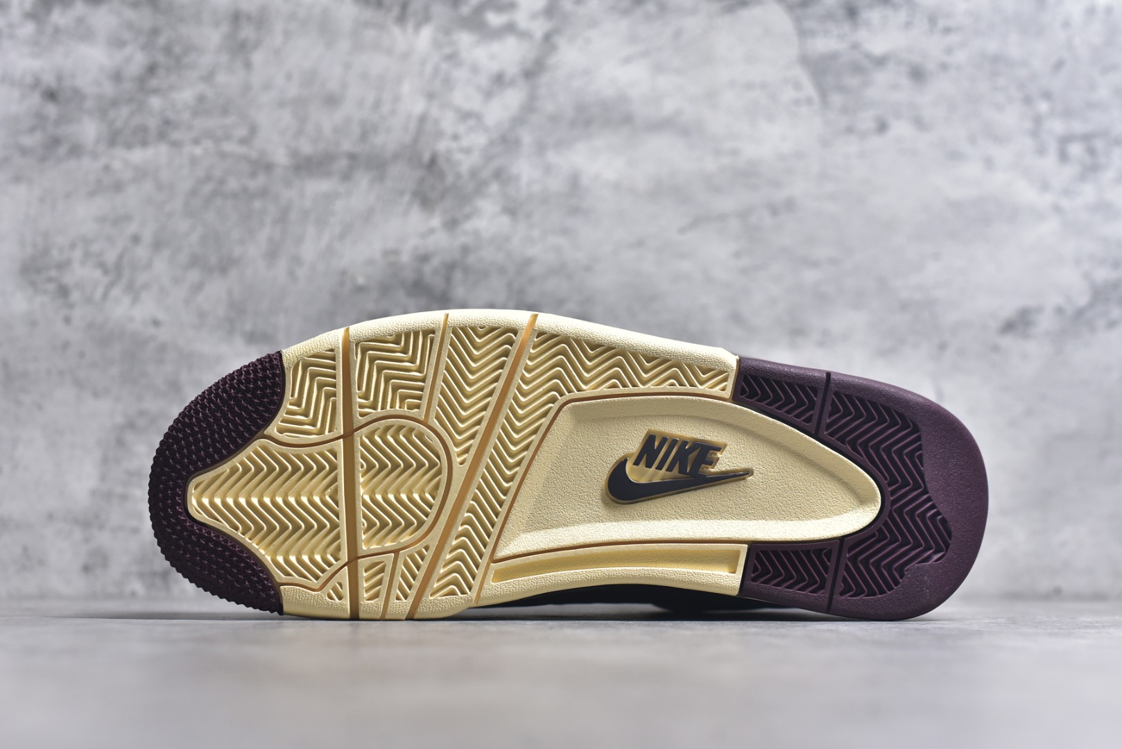图片[6]-#Air Jordan AJ4 Retro 耗时半年巨作 全套原纸板楦头开发 调试30余版 确保原汁原味完美呈现四代版型 一比一鞋头弧度高度趴度鞋身弧度 此版本只针对中端市场 皮料材质有所更替 其他数据细节工艺流程均保持公司一致 细节品控鞋型随意秒杀市面3XX 4XX 原厂TPU网格鞋带扣 正确内里网布 菱角分明不变形无多余毛边 柔软性质感一致于原鞋 原厂织唛标 原厂飞人电绣工艺 独家绑鞋带手法 印刷中底布 四线拉帮 米色美纹纸贴合固定 进口港宝加持 后跟自然饱满 全鞋荧光划线卡点 追求极致完美 每一双都是工艺品 多重QC质检 超越公司货的品控标准 实实在在的免检产品 尺码：40 40.5 41 42 42.5 43 44 44.5 45 46 47.5-选品中心