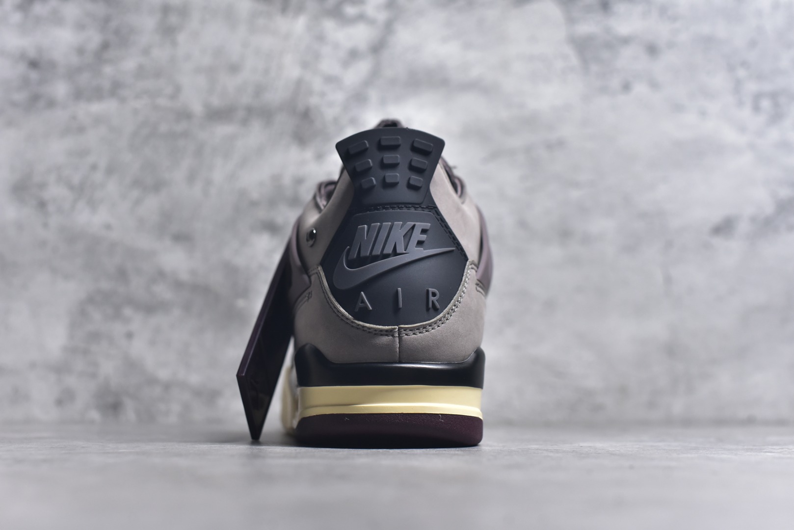 图片[5]-#Air Jordan AJ4 Retro 耗时半年巨作 全套原纸板楦头开发 调试30余版 确保原汁原味完美呈现四代版型 一比一鞋头弧度高度趴度鞋身弧度 此版本只针对中端市场 皮料材质有所更替 其他数据细节工艺流程均保持公司一致 细节品控鞋型随意秒杀市面3XX 4XX 原厂TPU网格鞋带扣 正确内里网布 菱角分明不变形无多余毛边 柔软性质感一致于原鞋 原厂织唛标 原厂飞人电绣工艺 独家绑鞋带手法 印刷中底布 四线拉帮 米色美纹纸贴合固定 进口港宝加持 后跟自然饱满 全鞋荧光划线卡点 追求极致完美 每一双都是工艺品 多重QC质检 超越公司货的品控标准 实实在在的免检产品 尺码：40 40.5 41 42 42.5 43 44 44.5 45 46 47.5-选品中心