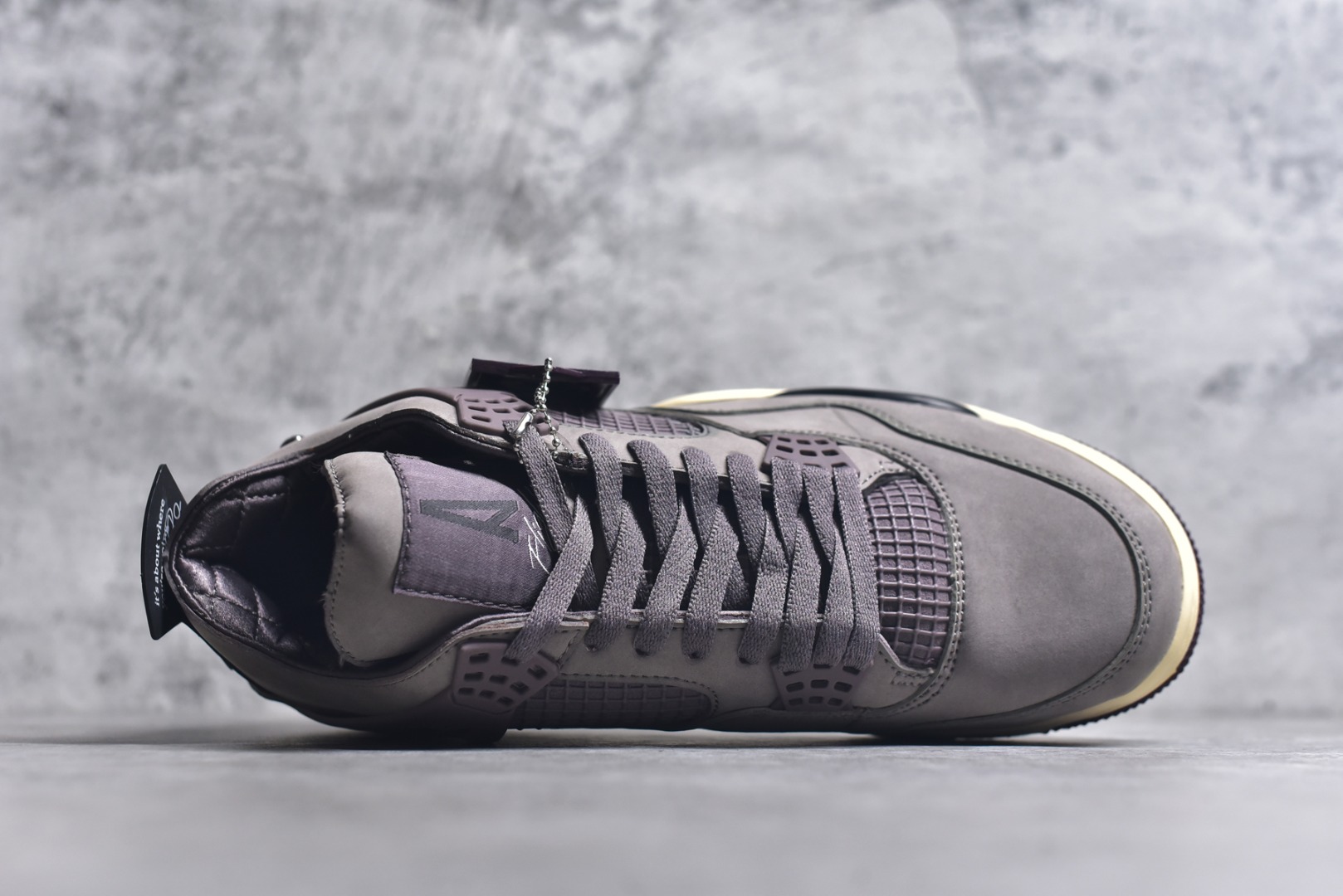 图片[4]-#Air Jordan AJ4 Retro 耗时半年巨作 全套原纸板楦头开发 调试30余版 确保原汁原味完美呈现四代版型 一比一鞋头弧度高度趴度鞋身弧度 此版本只针对中端市场 皮料材质有所更替 其他数据细节工艺流程均保持公司一致 细节品控鞋型随意秒杀市面3XX 4XX 原厂TPU网格鞋带扣 正确内里网布 菱角分明不变形无多余毛边 柔软性质感一致于原鞋 原厂织唛标 原厂飞人电绣工艺 独家绑鞋带手法 印刷中底布 四线拉帮 米色美纹纸贴合固定 进口港宝加持 后跟自然饱满 全鞋荧光划线卡点 追求极致完美 每一双都是工艺品 多重QC质检 超越公司货的品控标准 实实在在的免检产品 尺码：40 40.5 41 42 42.5 43 44 44.5 45 46 47.5-选品中心