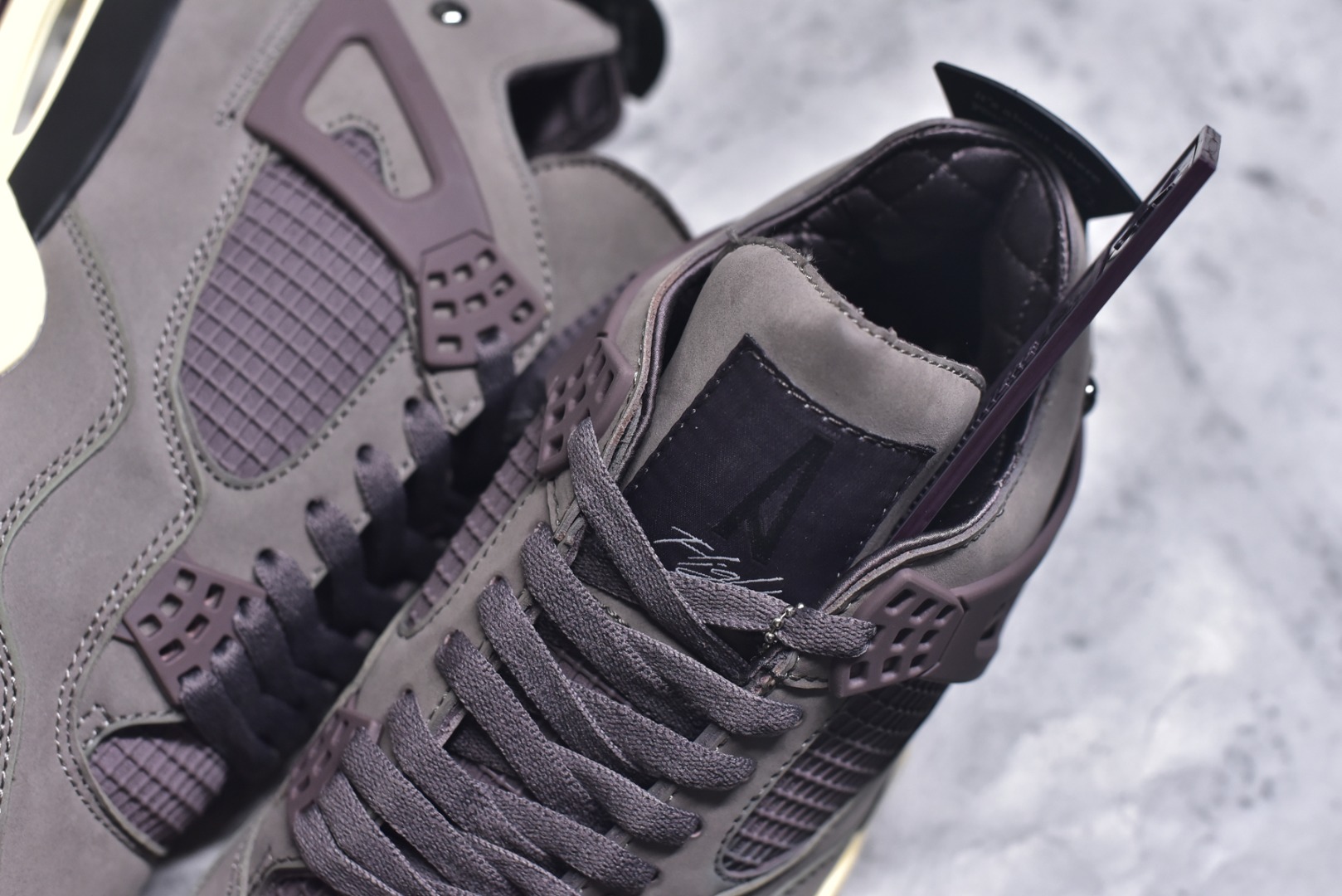 图片[9]-#Air Jordan AJ4 Retro 耗时半年巨作 全套原纸板楦头开发 调试30余版 确保原汁原味完美呈现四代版型 一比一鞋头弧度高度趴度鞋身弧度 此版本只针对中端市场 皮料材质有所更替 其他数据细节工艺流程均保持公司一致 细节品控鞋型随意秒杀市面3XX 4XX 原厂TPU网格鞋带扣 正确内里网布 菱角分明不变形无多余毛边 柔软性质感一致于原鞋 原厂织唛标 原厂飞人电绣工艺 独家绑鞋带手法 印刷中底布 四线拉帮 米色美纹纸贴合固定 进口港宝加持 后跟自然饱满 全鞋荧光划线卡点 追求极致完美 每一双都是工艺品 多重QC质检 超越公司货的品控标准 实实在在的免检产品 尺码：40 40.5 41 42 42.5 43 44 44.5 45 46 47.5-选品中心
