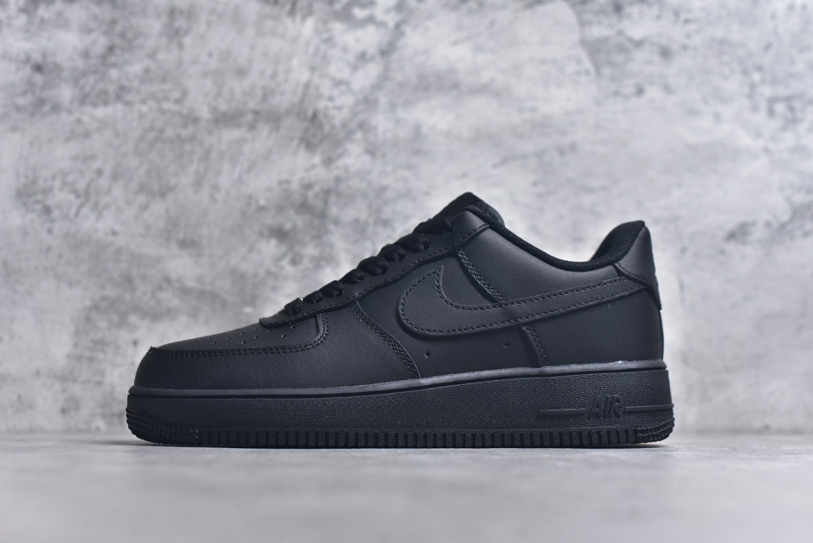 #NK Air Force 1 Low \’07 空军一号低帮经典板鞋 纯黑 CW2288 001 知名大厂出品 同步官方全新版本 不规则波浪大底咬花 全鞋电脑针车 工整有序 视觉效果满分 原厂拉帮手法 标准四线 密度针距针孔大小控制到位 原装反口里网布海绵 正确卡色网眼大小 新版鞋撑改用纸团代替 原厂港宝加持完美还原灵魂版型 原盒原配从里到外百分百还原 原厂全头层原厂皮料 原标原盒 内置Sole气垫 中底白色背胶 中底划线 已经无限的接近公司 原厂楦头 原厂刺绣 后跟弧度修正 独家私模最大开发到48.5 尺码：35.5 36 36.5 37.5 38 38.5 39 40 40.5 41 42 42.5 43 44 44.5 45 46 47.5 48.5-选品中心