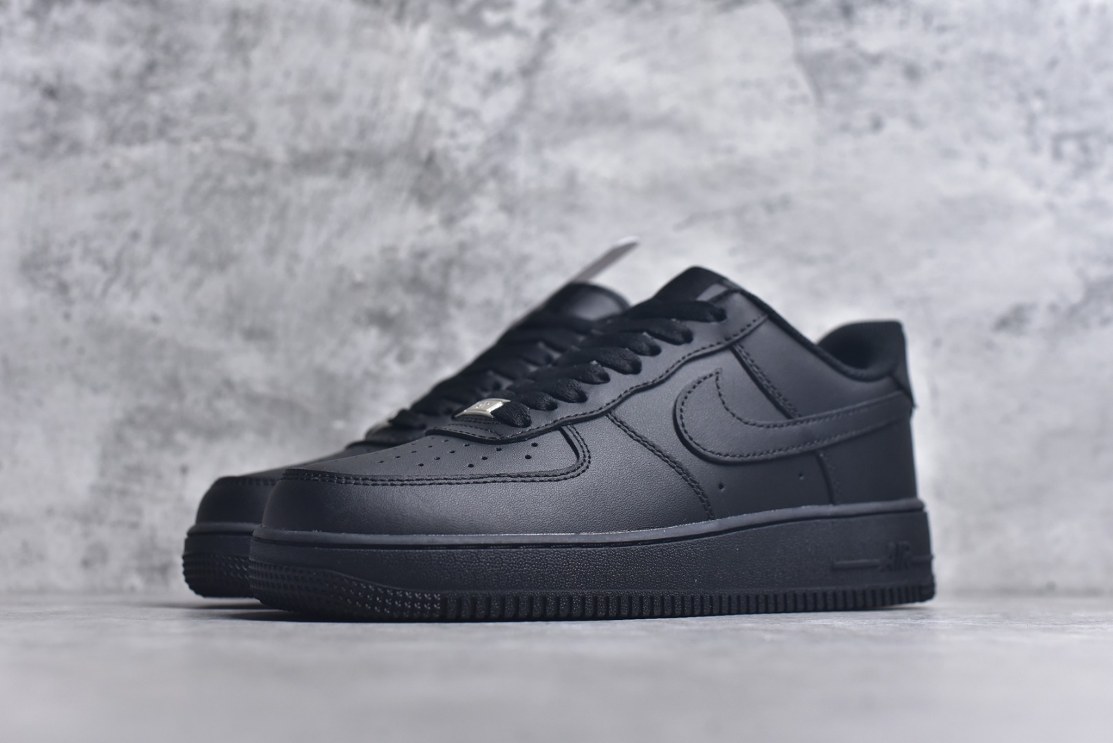 图片[2]-#NK Air Force 1 Low \’07 空军一号低帮经典板鞋 纯黑 CW2288 001 知名大厂出品 同步官方全新版本 不规则波浪大底咬花 全鞋电脑针车 工整有序 视觉效果满分 原厂拉帮手法 标准四线 密度针距针孔大小控制到位 原装反口里网布海绵 正确卡色网眼大小 新版鞋撑改用纸团代替 原厂港宝加持完美还原灵魂版型 原盒原配从里到外百分百还原 原厂全头层原厂皮料 原标原盒 内置Sole气垫 中底白色背胶 中底划线 已经无限的接近公司 原厂楦头 原厂刺绣 后跟弧度修正 独家私模最大开发到48.5 尺码：35.5 36 36.5 37.5 38 38.5 39 40 40.5 41 42 42.5 43 44 44.5 45 46 47.5 48.5-选品中心