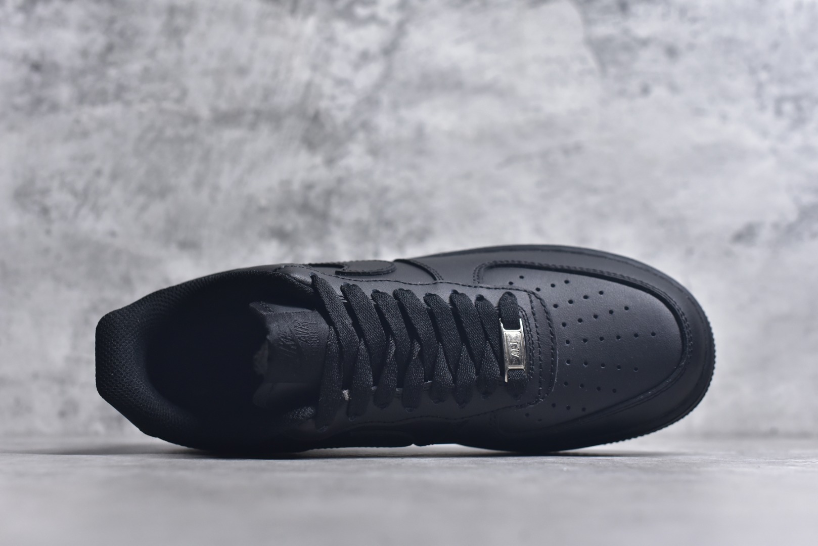 图片[4]-#NK Air Force 1 Low \’07 空军一号低帮经典板鞋 纯黑 CW2288 001 知名大厂出品 同步官方全新版本 不规则波浪大底咬花 全鞋电脑针车 工整有序 视觉效果满分 原厂拉帮手法 标准四线 密度针距针孔大小控制到位 原装反口里网布海绵 正确卡色网眼大小 新版鞋撑改用纸团代替 原厂港宝加持完美还原灵魂版型 原盒原配从里到外百分百还原 原厂全头层原厂皮料 原标原盒 内置Sole气垫 中底白色背胶 中底划线 已经无限的接近公司 原厂楦头 原厂刺绣 后跟弧度修正 独家私模最大开发到48.5 尺码：35.5 36 36.5 37.5 38 38.5 39 40 40.5 41 42 42.5 43 44 44.5 45 46 47.5 48.5-选品中心