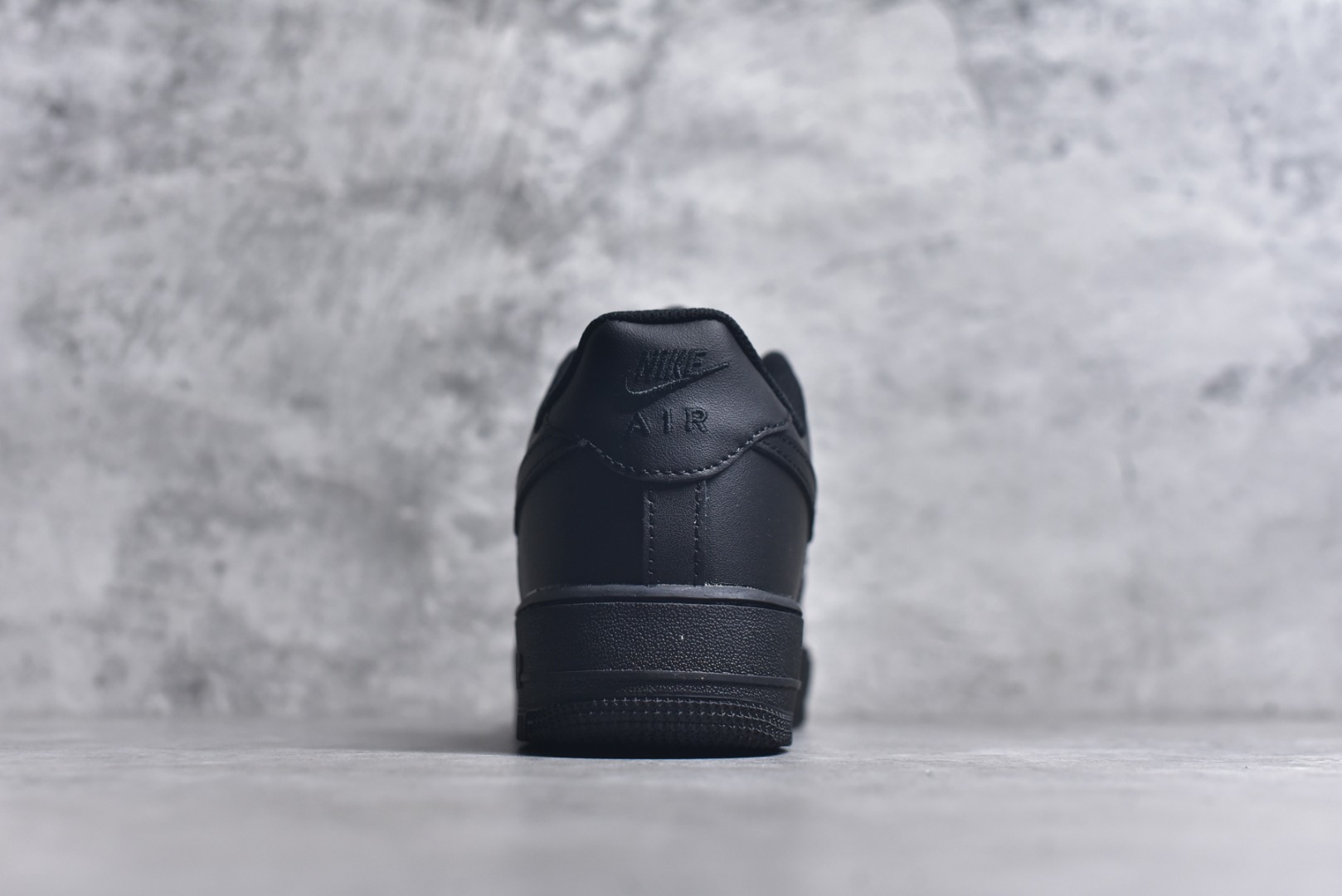 图片[5]-#NK Air Force 1 Low \’07 空军一号低帮经典板鞋 纯黑 CW2288 001 知名大厂出品 同步官方全新版本 不规则波浪大底咬花 全鞋电脑针车 工整有序 视觉效果满分 原厂拉帮手法 标准四线 密度针距针孔大小控制到位 原装反口里网布海绵 正确卡色网眼大小 新版鞋撑改用纸团代替 原厂港宝加持完美还原灵魂版型 原盒原配从里到外百分百还原 原厂全头层原厂皮料 原标原盒 内置Sole气垫 中底白色背胶 中底划线 已经无限的接近公司 原厂楦头 原厂刺绣 后跟弧度修正 独家私模最大开发到48.5 尺码：35.5 36 36.5 37.5 38 38.5 39 40 40.5 41 42 42.5 43 44 44.5 45 46 47.5 48.5-选品中心
