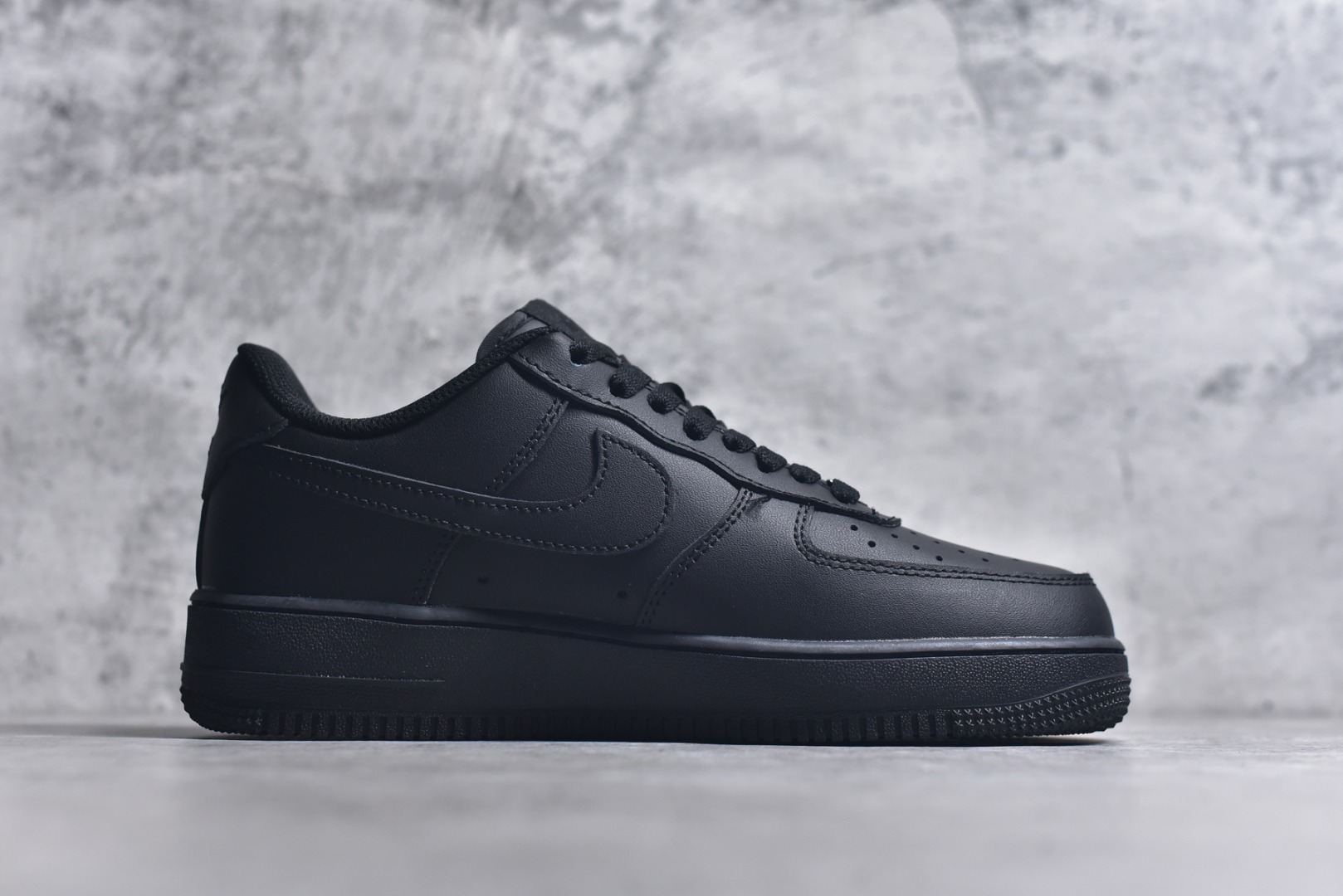图片[3]-#NK Air Force 1 Low \’07 空军一号低帮经典板鞋 纯黑 CW2288 001 知名大厂出品 同步官方全新版本 不规则波浪大底咬花 全鞋电脑针车 工整有序 视觉效果满分 原厂拉帮手法 标准四线 密度针距针孔大小控制到位 原装反口里网布海绵 正确卡色网眼大小 新版鞋撑改用纸团代替 原厂港宝加持完美还原灵魂版型 原盒原配从里到外百分百还原 原厂全头层原厂皮料 原标原盒 内置Sole气垫 中底白色背胶 中底划线 已经无限的接近公司 原厂楦头 原厂刺绣 后跟弧度修正 独家私模最大开发到48.5 尺码：35.5 36 36.5 37.5 38 38.5 39 40 40.5 41 42 42.5 43 44 44.5 45 46 47.5 48.5-选品中心