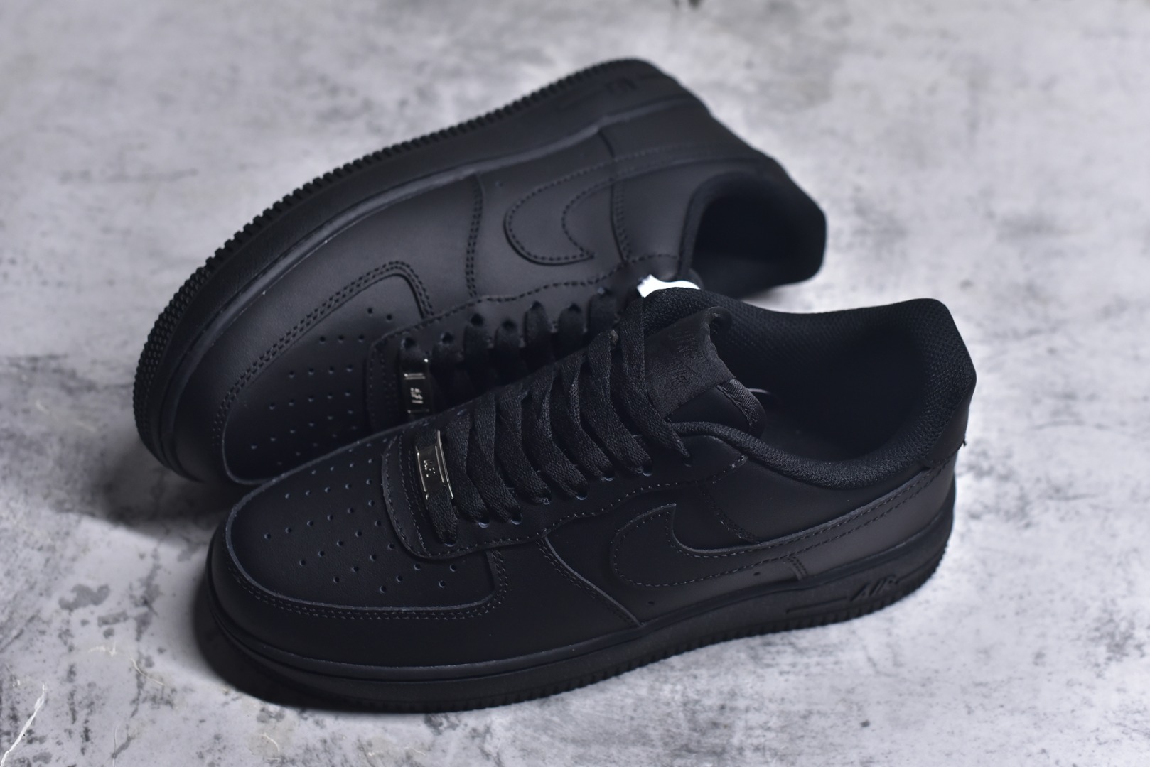 图片[7]-#NK Air Force 1 Low \’07 空军一号低帮经典板鞋 纯黑 CW2288 001 知名大厂出品 同步官方全新版本 不规则波浪大底咬花 全鞋电脑针车 工整有序 视觉效果满分 原厂拉帮手法 标准四线 密度针距针孔大小控制到位 原装反口里网布海绵 正确卡色网眼大小 新版鞋撑改用纸团代替 原厂港宝加持完美还原灵魂版型 原盒原配从里到外百分百还原 原厂全头层原厂皮料 原标原盒 内置Sole气垫 中底白色背胶 中底划线 已经无限的接近公司 原厂楦头 原厂刺绣 后跟弧度修正 独家私模最大开发到48.5 尺码：35.5 36 36.5 37.5 38 38.5 39 40 40.5 41 42 42.5 43 44 44.5 45 46 47.5 48.5-选品中心