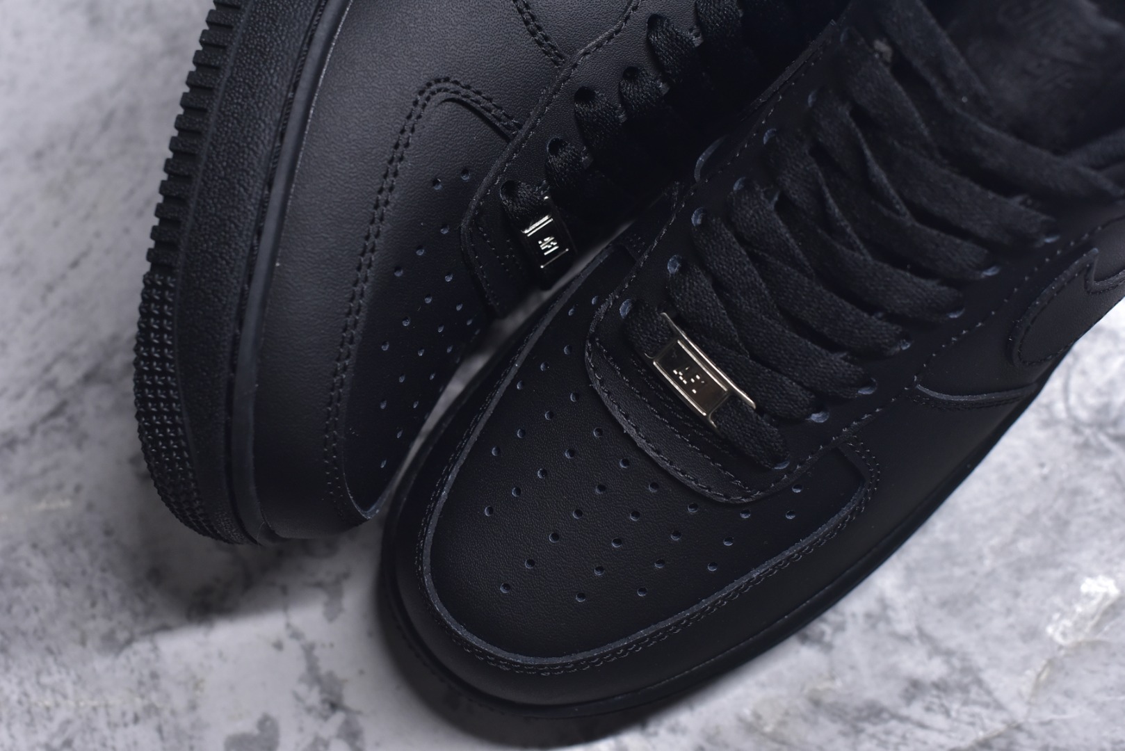 图片[8]-#NK Air Force 1 Low \’07 空军一号低帮经典板鞋 纯黑 CW2288 001 知名大厂出品 同步官方全新版本 不规则波浪大底咬花 全鞋电脑针车 工整有序 视觉效果满分 原厂拉帮手法 标准四线 密度针距针孔大小控制到位 原装反口里网布海绵 正确卡色网眼大小 新版鞋撑改用纸团代替 原厂港宝加持完美还原灵魂版型 原盒原配从里到外百分百还原 原厂全头层原厂皮料 原标原盒 内置Sole气垫 中底白色背胶 中底划线 已经无限的接近公司 原厂楦头 原厂刺绣 后跟弧度修正 独家私模最大开发到48.5 尺码：35.5 36 36.5 37.5 38 38.5 39 40 40.5 41 42 42.5 43 44 44.5 45 46 47.5 48.5-选品中心