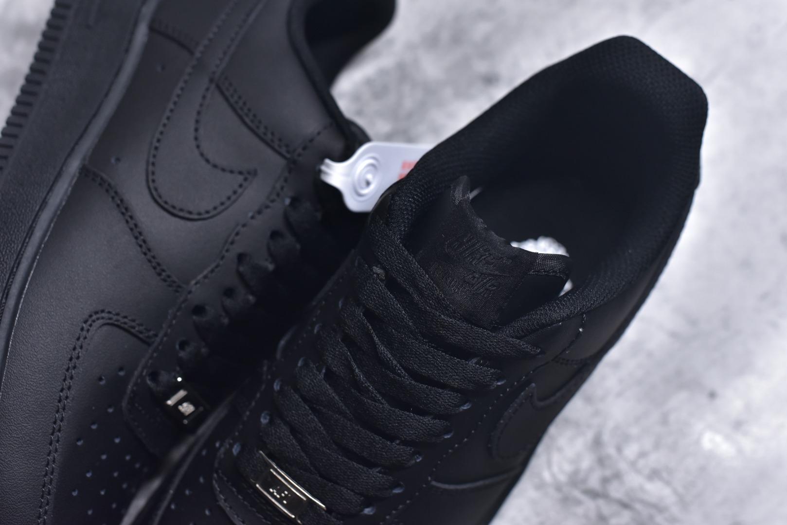 图片[9]-#NK Air Force 1 Low \’07 空军一号低帮经典板鞋 纯黑 CW2288 001 知名大厂出品 同步官方全新版本 不规则波浪大底咬花 全鞋电脑针车 工整有序 视觉效果满分 原厂拉帮手法 标准四线 密度针距针孔大小控制到位 原装反口里网布海绵 正确卡色网眼大小 新版鞋撑改用纸团代替 原厂港宝加持完美还原灵魂版型 原盒原配从里到外百分百还原 原厂全头层原厂皮料 原标原盒 内置Sole气垫 中底白色背胶 中底划线 已经无限的接近公司 原厂楦头 原厂刺绣 后跟弧度修正 独家私模最大开发到48.5 尺码：35.5 36 36.5 37.5 38 38.5 39 40 40.5 41 42 42.5 43 44 44.5 45 46 47.5 48.5-选品中心