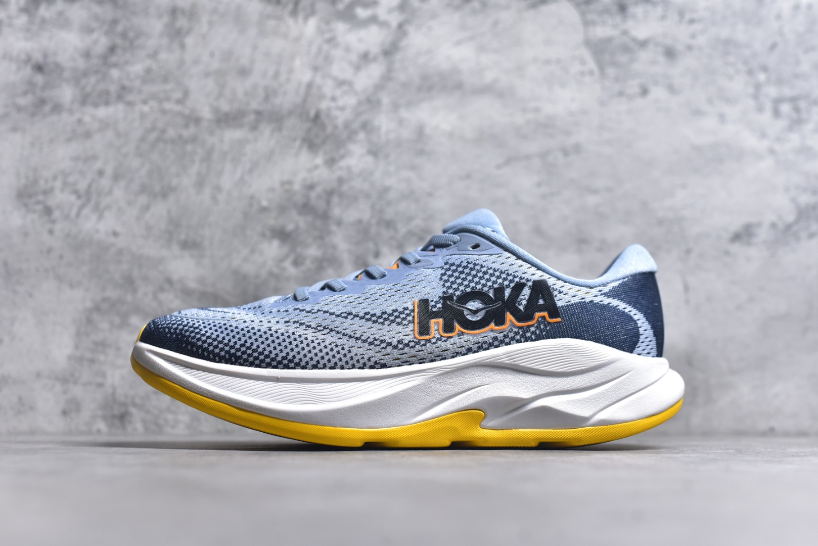 #HOKA ONE ONE RINCON 4 舒适防滑耐磨低帮休闲跑步鞋 Rincon 4 是一款日常训练用的跑步鞋，踩上去的感觉很结实。它适合中短距离跑步，但如果您习惯于稍硬的感觉，也可以用于长距离跑步。但它的速度不够快，不能作为速度训练鞋，也不够柔软，不能作为恢复训练鞋，日常里程跑才是它的优势所在。如果您想尝试 Hoka 跑鞋，又想享受极具竞争力的价格，那就试试这款鞋吧。尺码：36 36.5 37.5 38 38.5 39 40 40.5 41 42 42.5 43 44 44.5 45-选品中心