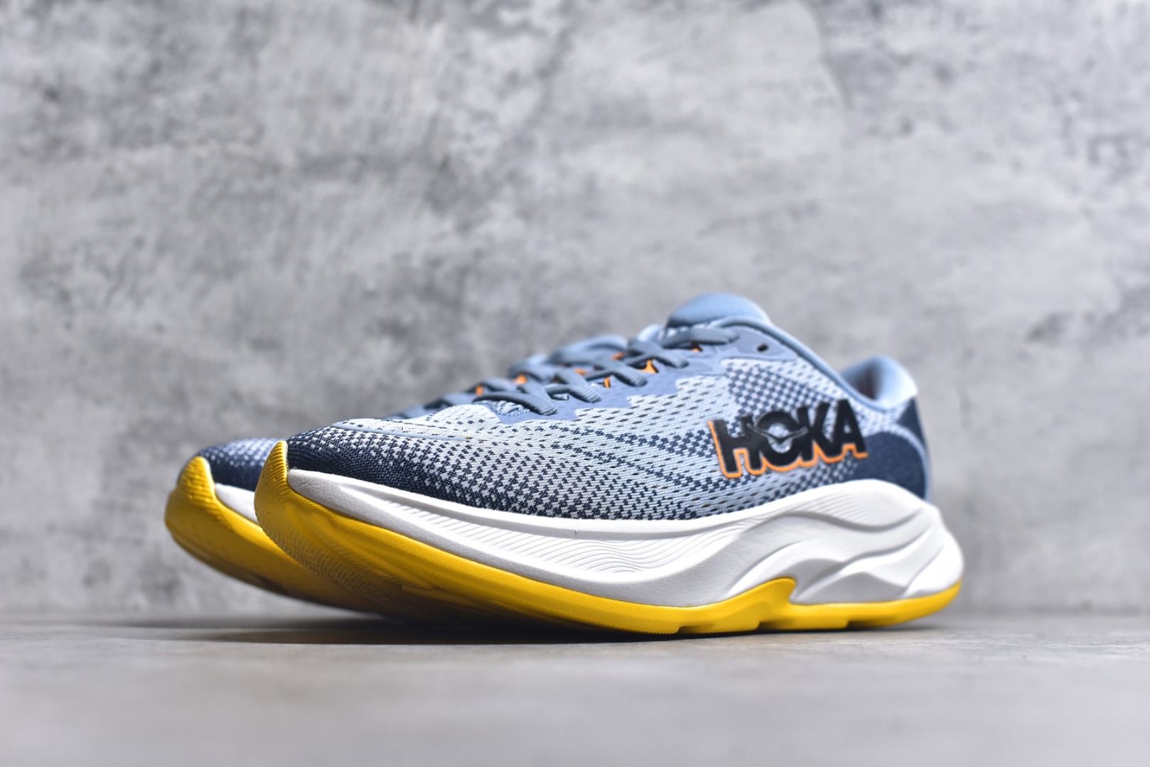 图片[2]-#HOKA ONE ONE RINCON 4 舒适防滑耐磨低帮休闲跑步鞋 Rincon 4 是一款日常训练用的跑步鞋，踩上去的感觉很结实。它适合中短距离跑步，但如果您习惯于稍硬的感觉，也可以用于长距离跑步。但它的速度不够快，不能作为速度训练鞋，也不够柔软，不能作为恢复训练鞋，日常里程跑才是它的优势所在。如果您想尝试 Hoka 跑鞋，又想享受极具竞争力的价格，那就试试这款鞋吧。尺码：36 36.5 37.5 38 38.5 39 40 40.5 41 42 42.5 43 44 44.5 45-选品中心