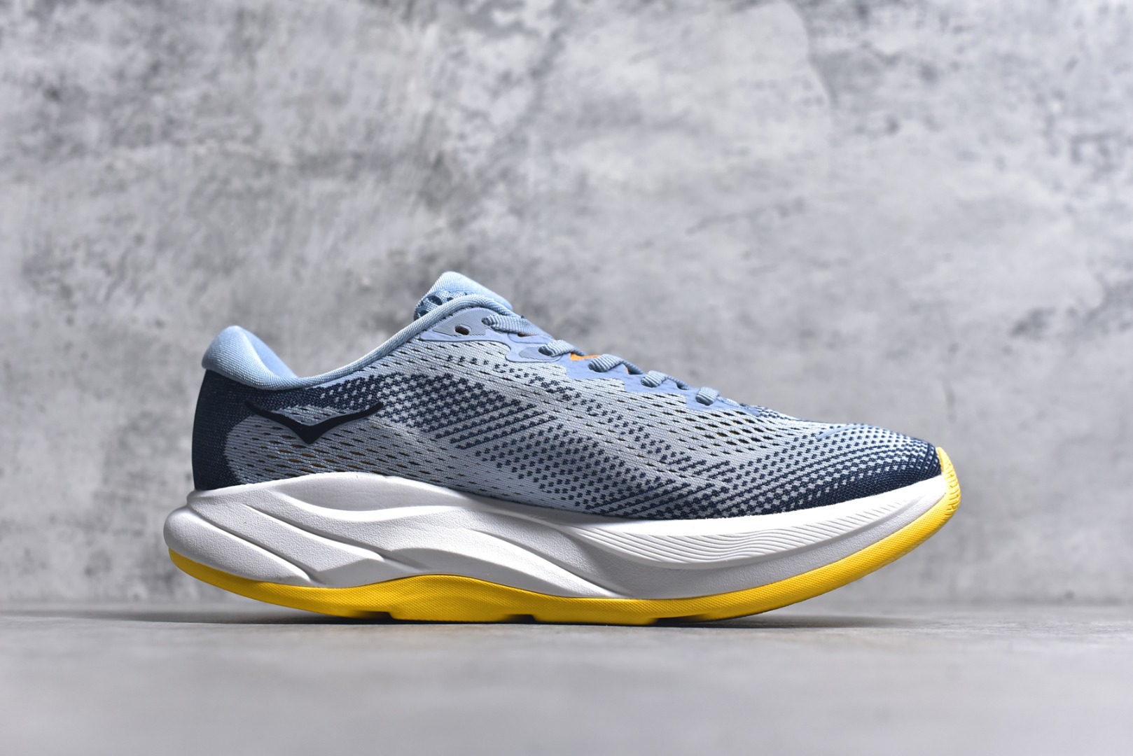 图片[3]-#HOKA ONE ONE RINCON 4 舒适防滑耐磨低帮休闲跑步鞋 Rincon 4 是一款日常训练用的跑步鞋，踩上去的感觉很结实。它适合中短距离跑步，但如果您习惯于稍硬的感觉，也可以用于长距离跑步。但它的速度不够快，不能作为速度训练鞋，也不够柔软，不能作为恢复训练鞋，日常里程跑才是它的优势所在。如果您想尝试 Hoka 跑鞋，又想享受极具竞争力的价格，那就试试这款鞋吧。尺码：36 36.5 37.5 38 38.5 39 40 40.5 41 42 42.5 43 44 44.5 45-选品中心