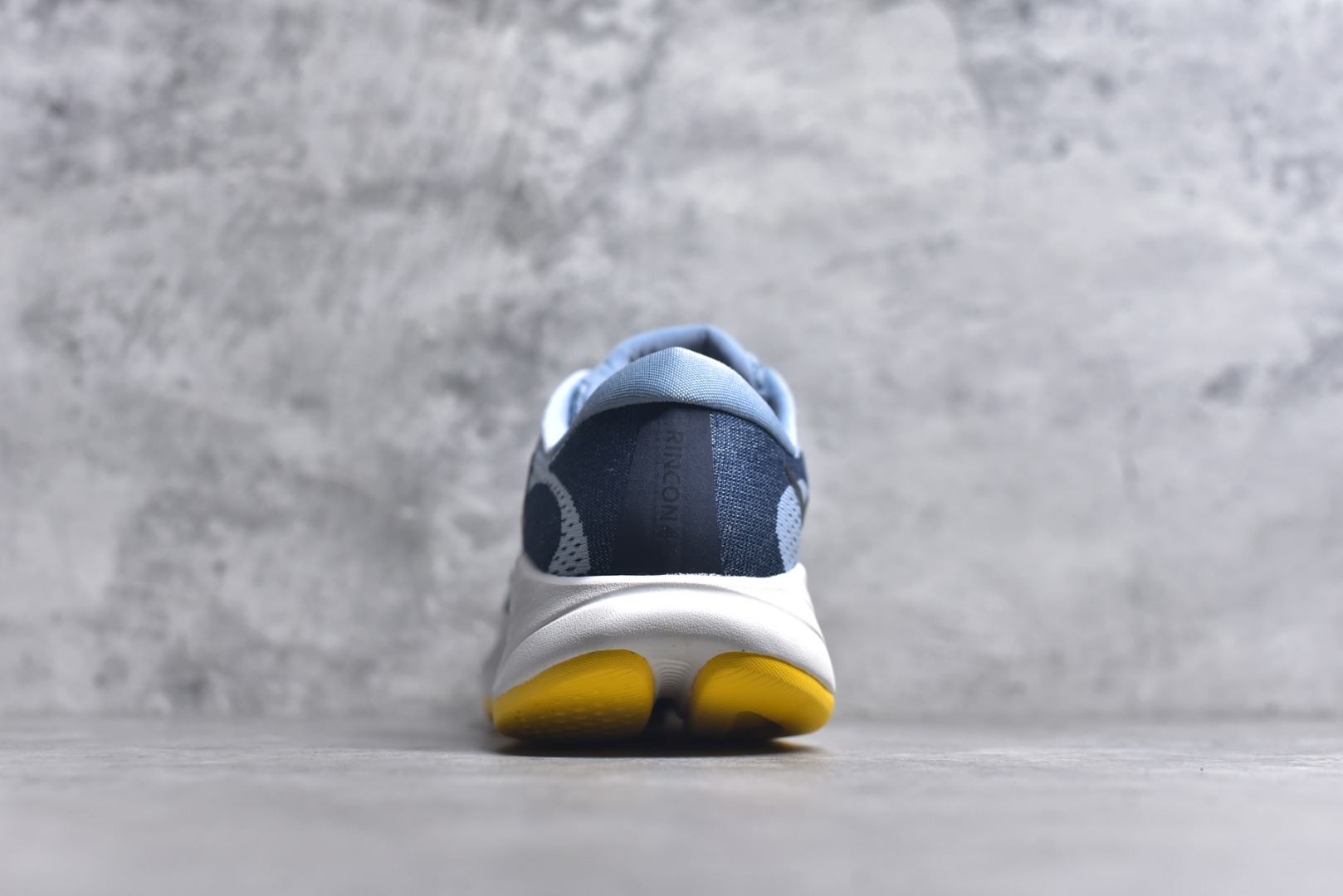 图片[5]-#HOKA ONE ONE RINCON 4 舒适防滑耐磨低帮休闲跑步鞋 Rincon 4 是一款日常训练用的跑步鞋，踩上去的感觉很结实。它适合中短距离跑步，但如果您习惯于稍硬的感觉，也可以用于长距离跑步。但它的速度不够快，不能作为速度训练鞋，也不够柔软，不能作为恢复训练鞋，日常里程跑才是它的优势所在。如果您想尝试 Hoka 跑鞋，又想享受极具竞争力的价格，那就试试这款鞋吧。尺码：36 36.5 37.5 38 38.5 39 40 40.5 41 42 42.5 43 44 44.5 45-选品中心