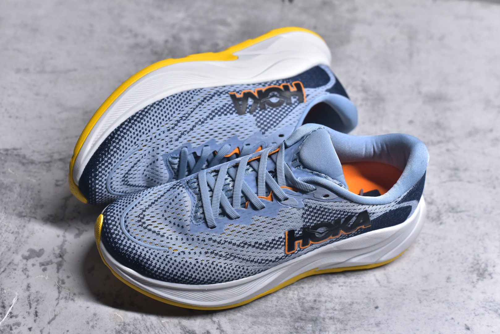 图片[7]-#HOKA ONE ONE RINCON 4 舒适防滑耐磨低帮休闲跑步鞋 Rincon 4 是一款日常训练用的跑步鞋，踩上去的感觉很结实。它适合中短距离跑步，但如果您习惯于稍硬的感觉，也可以用于长距离跑步。但它的速度不够快，不能作为速度训练鞋，也不够柔软，不能作为恢复训练鞋，日常里程跑才是它的优势所在。如果您想尝试 Hoka 跑鞋，又想享受极具竞争力的价格，那就试试这款鞋吧。尺码：36 36.5 37.5 38 38.5 39 40 40.5 41 42 42.5 43 44 44.5 45-选品中心