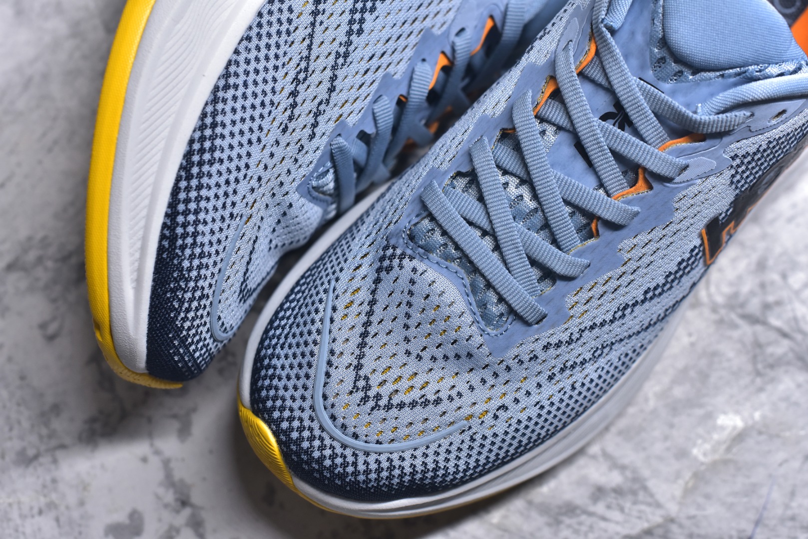 图片[8]-#HOKA ONE ONE RINCON 4 舒适防滑耐磨低帮休闲跑步鞋 Rincon 4 是一款日常训练用的跑步鞋，踩上去的感觉很结实。它适合中短距离跑步，但如果您习惯于稍硬的感觉，也可以用于长距离跑步。但它的速度不够快，不能作为速度训练鞋，也不够柔软，不能作为恢复训练鞋，日常里程跑才是它的优势所在。如果您想尝试 Hoka 跑鞋，又想享受极具竞争力的价格，那就试试这款鞋吧。尺码：36 36.5 37.5 38 38.5 39 40 40.5 41 42 42.5 43 44 44.5 45-选品中心