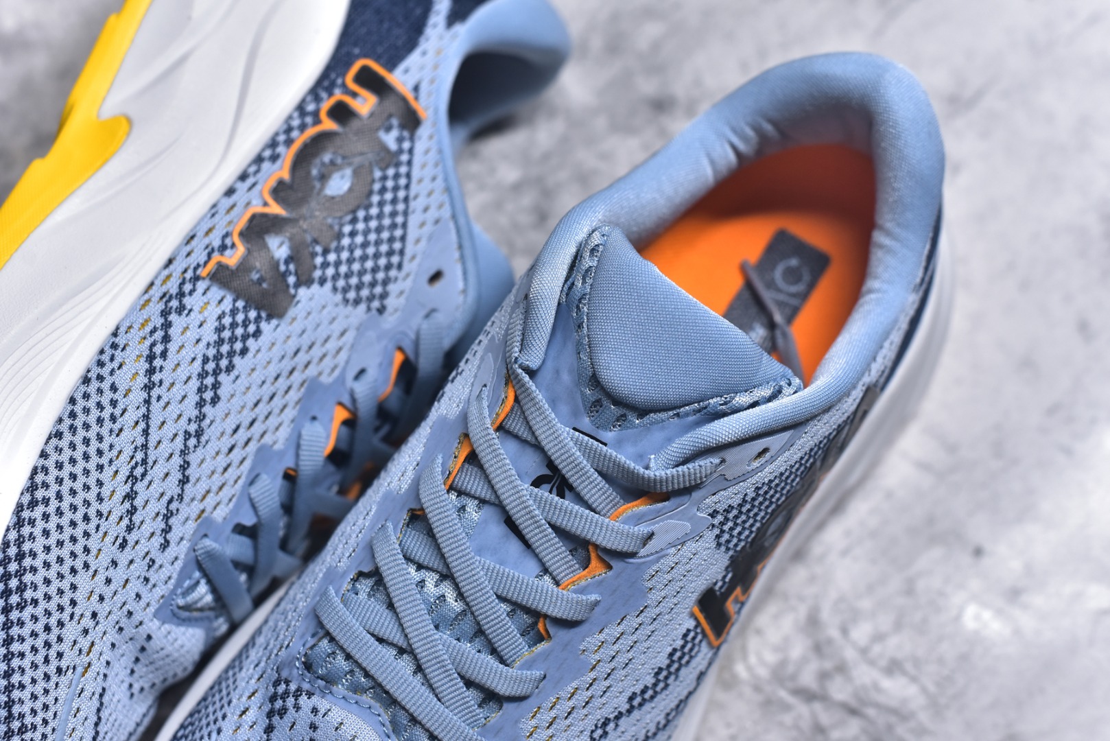 图片[9]-#HOKA ONE ONE RINCON 4 舒适防滑耐磨低帮休闲跑步鞋 Rincon 4 是一款日常训练用的跑步鞋，踩上去的感觉很结实。它适合中短距离跑步，但如果您习惯于稍硬的感觉，也可以用于长距离跑步。但它的速度不够快，不能作为速度训练鞋，也不够柔软，不能作为恢复训练鞋，日常里程跑才是它的优势所在。如果您想尝试 Hoka 跑鞋，又想享受极具竞争力的价格，那就试试这款鞋吧。尺码：36 36.5 37.5 38 38.5 39 40 40.5 41 42 42.5 43 44 44.5 45-选品中心