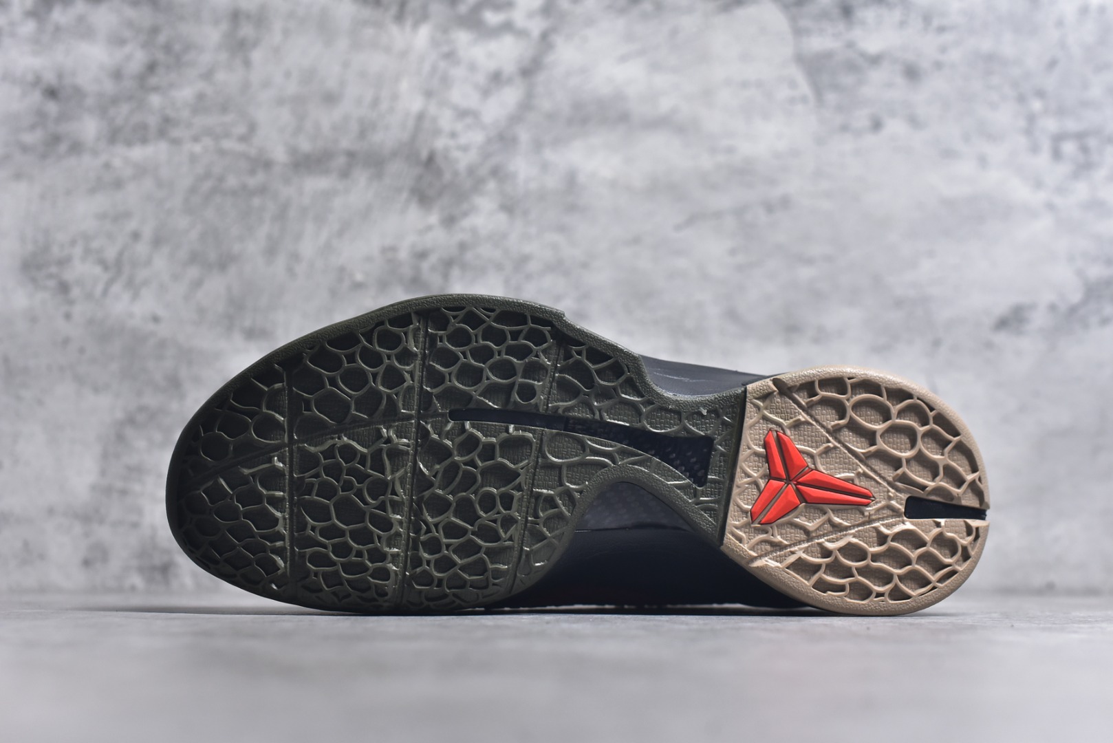 图片[6]-#NK Zoom Kobe 6 Protro 科比六代 军绿迷彩 FQ3546-001 全套原纸板楦头开发 确保原汁原味 完美呈现版型 一比一鞋头弧度高度鞋身弧度 细节品控鞋型完美 原厂TPU网格鞋带扣 正确内里网布 前后气垫加持 信仰绝不减配 全鞋身材料卡色独家定制 SWOOSH 蛇鳞 正确珠光效果（内嵌珍珠粉）独家前掌Zoom Turbo 后掌马蹄Zoom缓震 内置全真动态飞线 独家复刻U型缓震垫带独立钢印 十年情怀 这里完美落地 偏小半码 尺码：40 40.5 41 42 42.5 43 44 44.5 45 46 47.5 48.5-选品中心