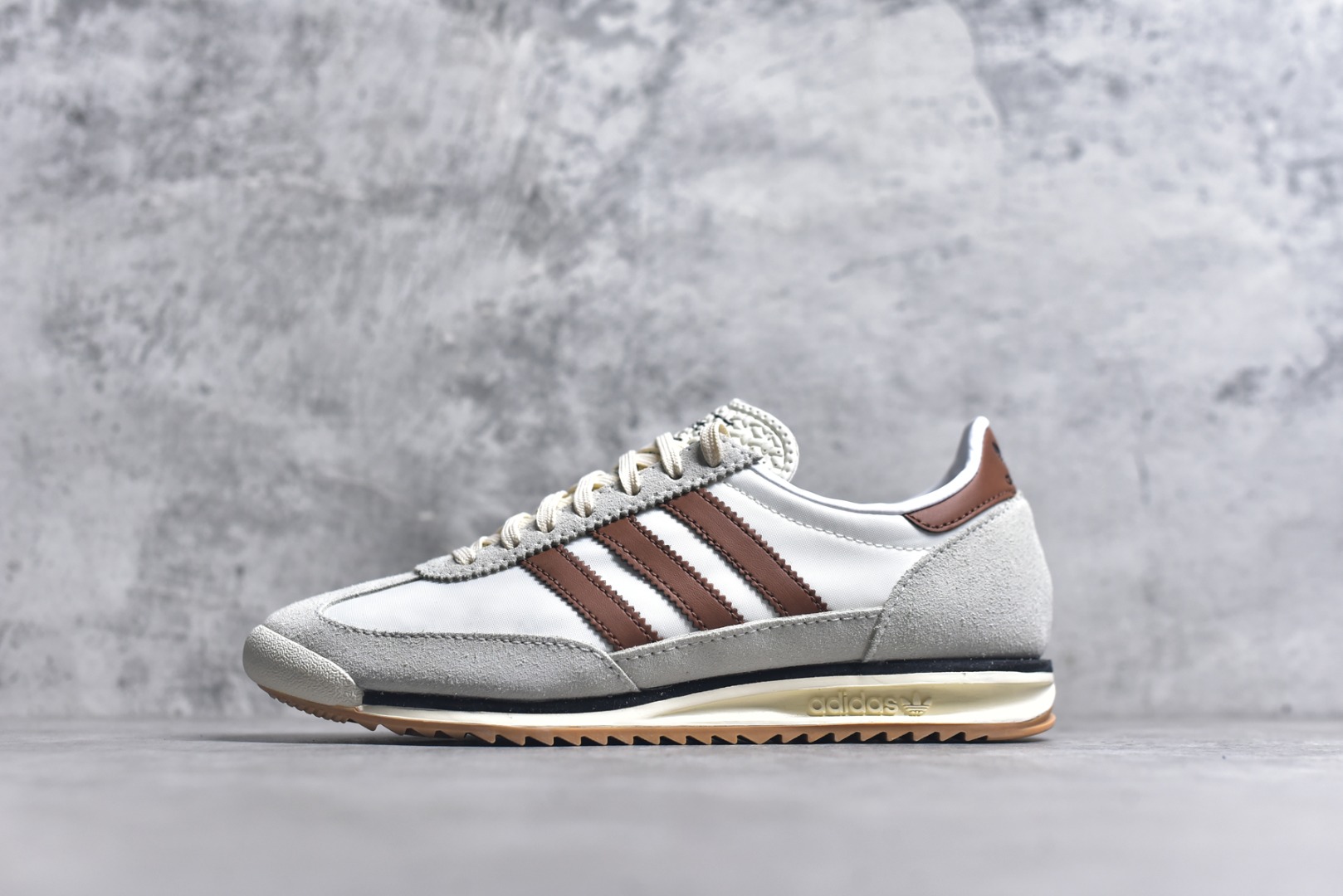 #AD Wmns SL72 OG 系列德训足球风百搭低帮休闲运动板鞋 JH8657 采用高弹EVA+MODEL+RB三层组合底 区别市面RB一体大底 三层组合鞋底重量与原鞋一致 Originals 将有「T 头鞋」造型的诞生于 1972 年的 SL72 鞋款复刻带回 各位买鞋又有新选择了 1972 年 SL72 问世后 引领了后来阿迪达斯的跑鞋发展方向 其中「SL」代表了 Super Light 彰显了产品轻便的特性 1972 年 SL72 问世后 引领了后来阿迪达斯的跑鞋发展方向 其中「SL」代表了 Super Light 彰显了产品轻便的特性 这次 Originals 延续其轻质经典的基因 带来男女两款 SL72 男生款带来 SL72 RS 鞋型 RS 意为 Reshaped（重塑）鞋款在保留了经典的外观基础上 在尼龙材质里增加了填充物 使鞋型更加挺立和饱满 鞋头则更加圆润 鞋底的 EVA 材质则增加了鞋款的高度 女生款则带来 SL72 OG W 鞋型 OG 顾名思义则是致敬经典款式 相较于 RS（Reshaped）鞋款 鞋身更加纤细 其整体鞋身轮廓、线条、细节、材质上尊崇 70 年代 SL72 的设计 还原经典味道 尺码：36-40-选品中心