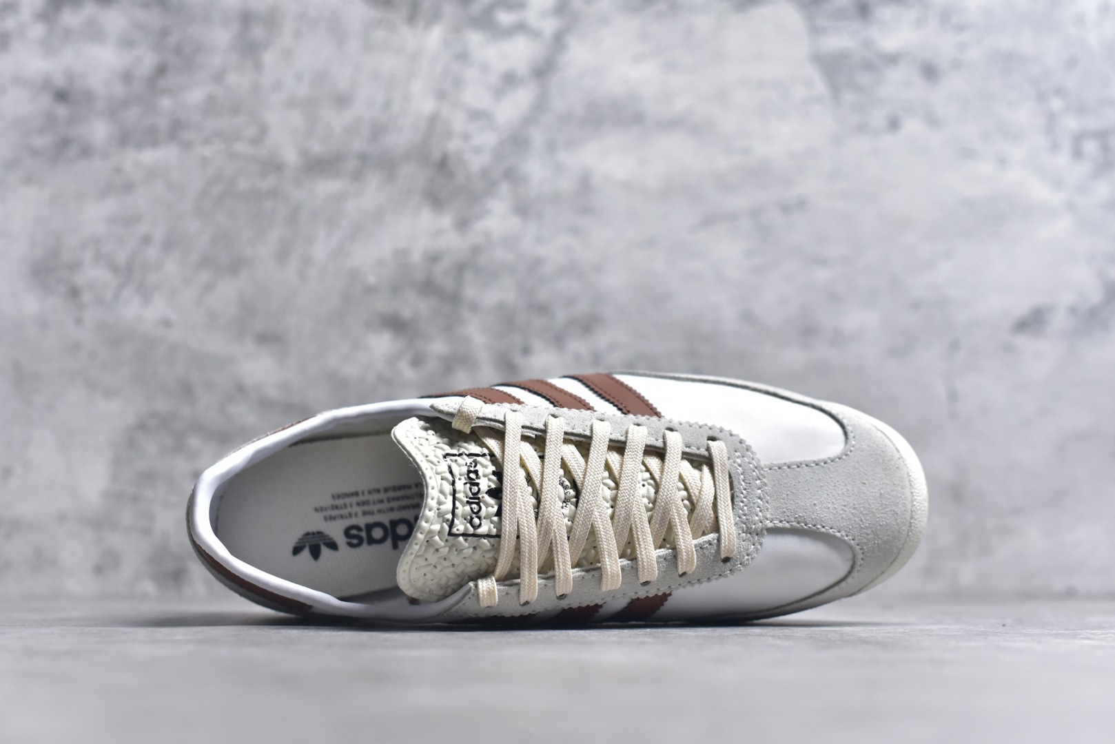 图片[4]-#AD Wmns SL72 OG 系列德训足球风百搭低帮休闲运动板鞋 JH8657 采用高弹EVA+MODEL+RB三层组合底 区别市面RB一体大底 三层组合鞋底重量与原鞋一致 Originals 将有「T 头鞋」造型的诞生于 1972 年的 SL72 鞋款复刻带回 各位买鞋又有新选择了 1972 年 SL72 问世后 引领了后来阿迪达斯的跑鞋发展方向 其中「SL」代表了 Super Light 彰显了产品轻便的特性 1972 年 SL72 问世后 引领了后来阿迪达斯的跑鞋发展方向 其中「SL」代表了 Super Light 彰显了产品轻便的特性 这次 Originals 延续其轻质经典的基因 带来男女两款 SL72 男生款带来 SL72 RS 鞋型 RS 意为 Reshaped（重塑）鞋款在保留了经典的外观基础上 在尼龙材质里增加了填充物 使鞋型更加挺立和饱满 鞋头则更加圆润 鞋底的 EVA 材质则增加了鞋款的高度 女生款则带来 SL72 OG W 鞋型 OG 顾名思义则是致敬经典款式 相较于 RS（Reshaped）鞋款 鞋身更加纤细 其整体鞋身轮廓、线条、细节、材质上尊崇 70 年代 SL72 的设计 还原经典味道 尺码：36-40-选品中心