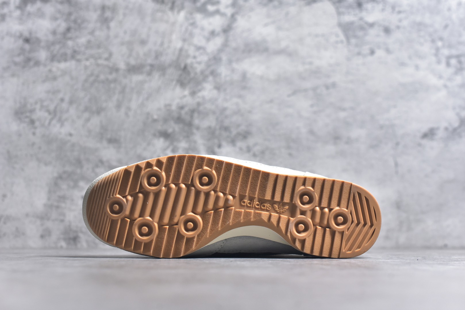 图片[6]-#AD Wmns SL72 OG 系列德训足球风百搭低帮休闲运动板鞋 JH8657 采用高弹EVA+MODEL+RB三层组合底 区别市面RB一体大底 三层组合鞋底重量与原鞋一致 Originals 将有「T 头鞋」造型的诞生于 1972 年的 SL72 鞋款复刻带回 各位买鞋又有新选择了 1972 年 SL72 问世后 引领了后来阿迪达斯的跑鞋发展方向 其中「SL」代表了 Super Light 彰显了产品轻便的特性 1972 年 SL72 问世后 引领了后来阿迪达斯的跑鞋发展方向 其中「SL」代表了 Super Light 彰显了产品轻便的特性 这次 Originals 延续其轻质经典的基因 带来男女两款 SL72 男生款带来 SL72 RS 鞋型 RS 意为 Reshaped（重塑）鞋款在保留了经典的外观基础上 在尼龙材质里增加了填充物 使鞋型更加挺立和饱满 鞋头则更加圆润 鞋底的 EVA 材质则增加了鞋款的高度 女生款则带来 SL72 OG W 鞋型 OG 顾名思义则是致敬经典款式 相较于 RS（Reshaped）鞋款 鞋身更加纤细 其整体鞋身轮廓、线条、细节、材质上尊崇 70 年代 SL72 的设计 还原经典味道 尺码：36-40-选品中心