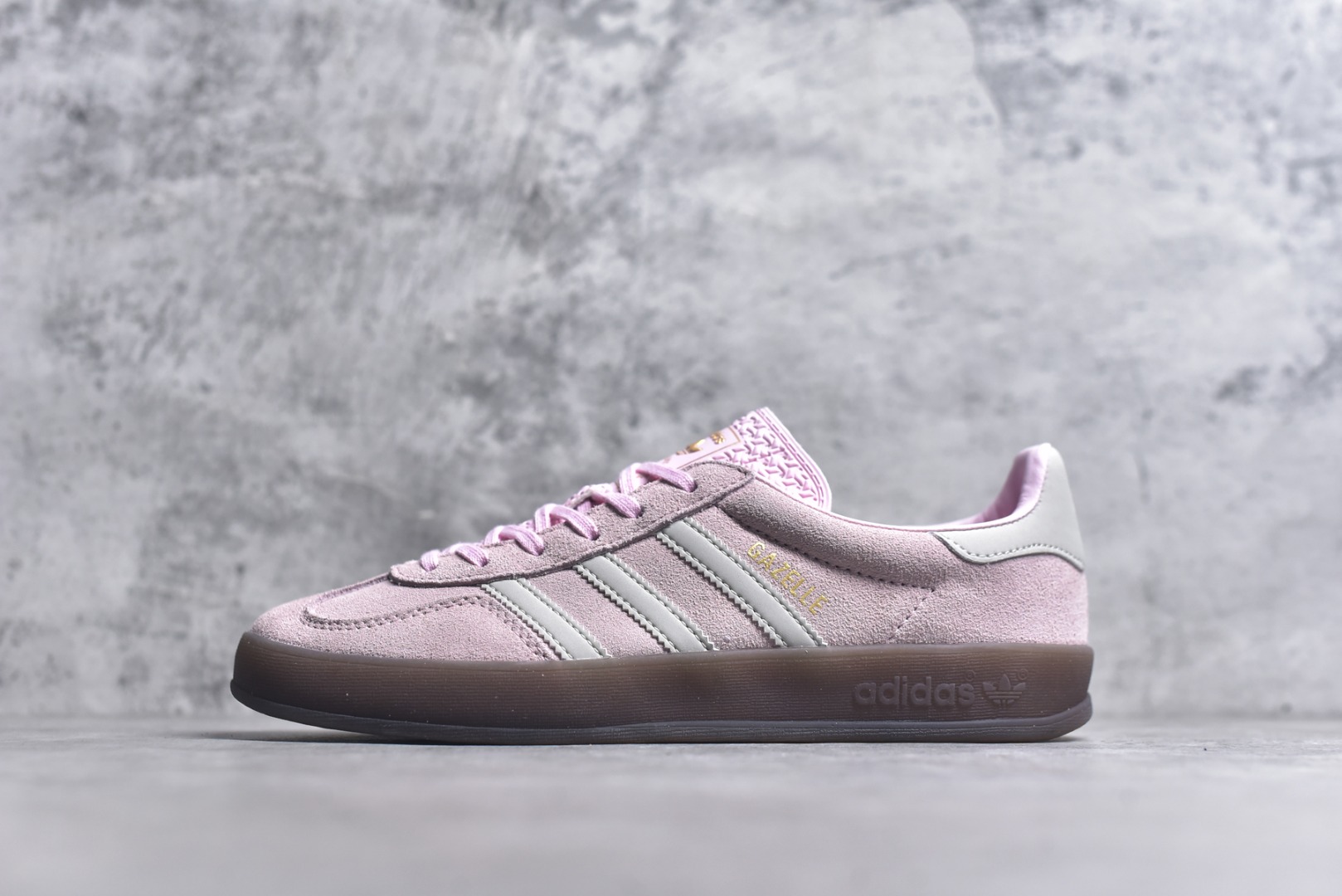 #AD Gazelle Indoor Trainers 羚羊内训系列低帮复古百搭休闲运动德训风板鞋 JI2716 90年代经典的复刻版！自60年代以足球训练鞋面世以来,Gazelle就以其经典设计席卷全球。1991年版本的复刻,再造经典Gazelle。采用皮革打造,搭配浊色细节,让这款经典更加简约。尺码：36-40-选品中心