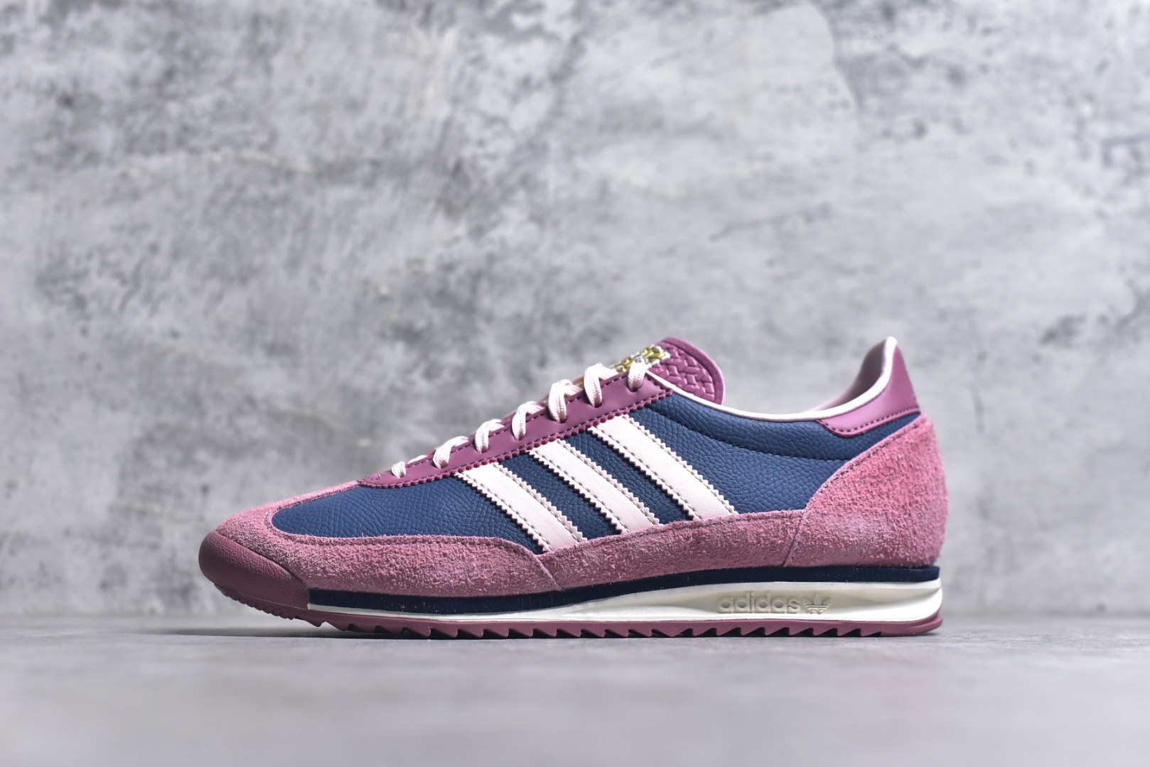 #AD Wmns SL72 OG 系列德训足球风百搭低帮休闲运动板鞋 IF1939 采用高弹EVA+MODEL+RB三层组合底 区别市面RB一体大底 三层组合鞋底重量与原鞋一致 Originals 将有「T 头鞋」造型的诞生于 1972 年的 SL72 鞋款复刻带回 各位买鞋又有新选择了 1972 年 SL72 问世后 引领了后来阿迪达斯的跑鞋发展方向 其中「SL」代表了 Super Light 彰显了产品轻便的特性 1972 年 SL72 问世后 引领了后来阿迪达斯的跑鞋发展方向 其中「SL」代表了 Super Light 彰显了产品轻便的特性 这次 Originals 延续其轻质经典的基因 带来男女两款 SL72 男生款带来 SL72 RS 鞋型 RS 意为 Reshaped（重塑）鞋款在保留了经典的外观基础上 在尼龙材质里增加了填充物 使鞋型更加挺立和饱满 鞋头则更加圆润 鞋底的 EVA 材质则增加了鞋款的高度 女生款则带来 SL72 OG W 鞋型 OG 顾名思义则是致敬经典款式 相较于 RS（Reshaped）鞋款 鞋身更加纤细 其整体鞋身轮廓、线条、细节、材质上尊崇 70 年代 SL72 的设计 还原经典味道 尺码：35-45-选品中心